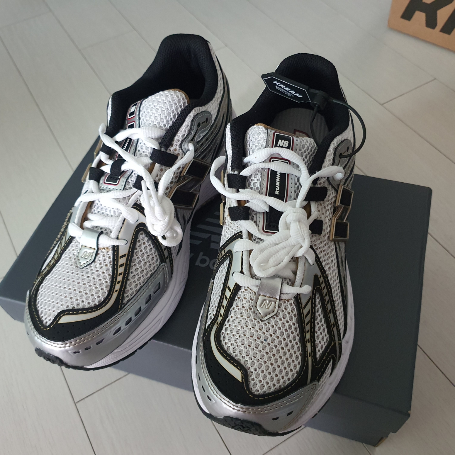 (GS) New Balance 1906R White Metallic Gold - M Medium 착용 스타일