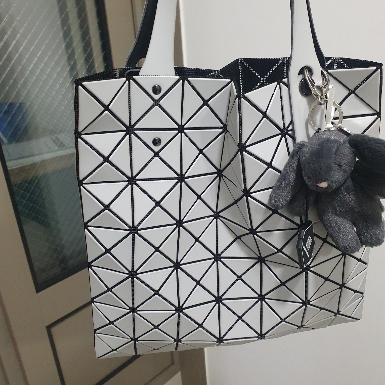 Jellycat Bashful Bunny Bag Charm Ink 착용 스타일