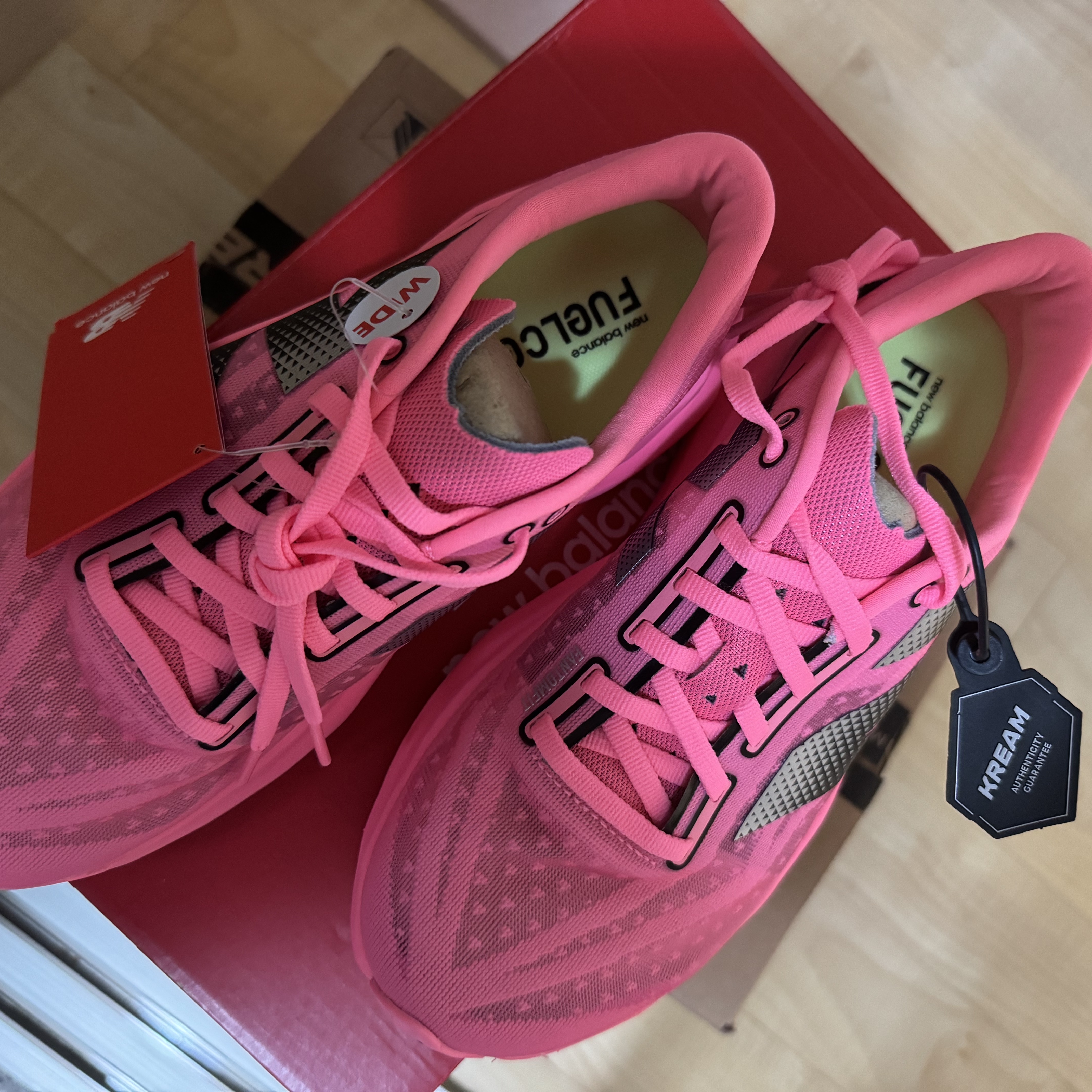 (W) New Balance FuelCell Rebel v4 Ultra Pink Black - D Wide 착용 스타일 - 3