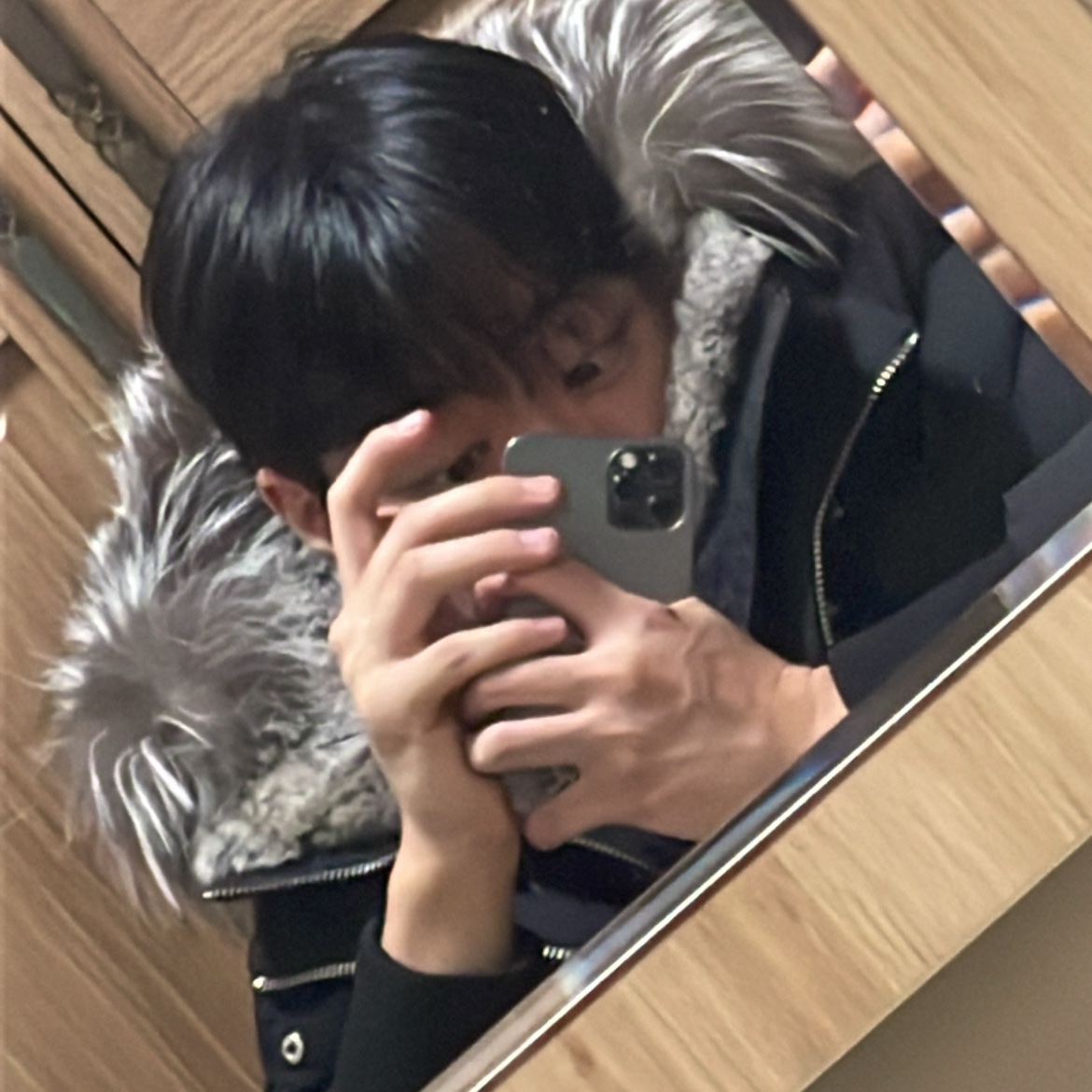 Mackage Dixon 2-In-1 Nordic Tech Down Bomber with Silver Fox Fur Black Silver 착용 스타일