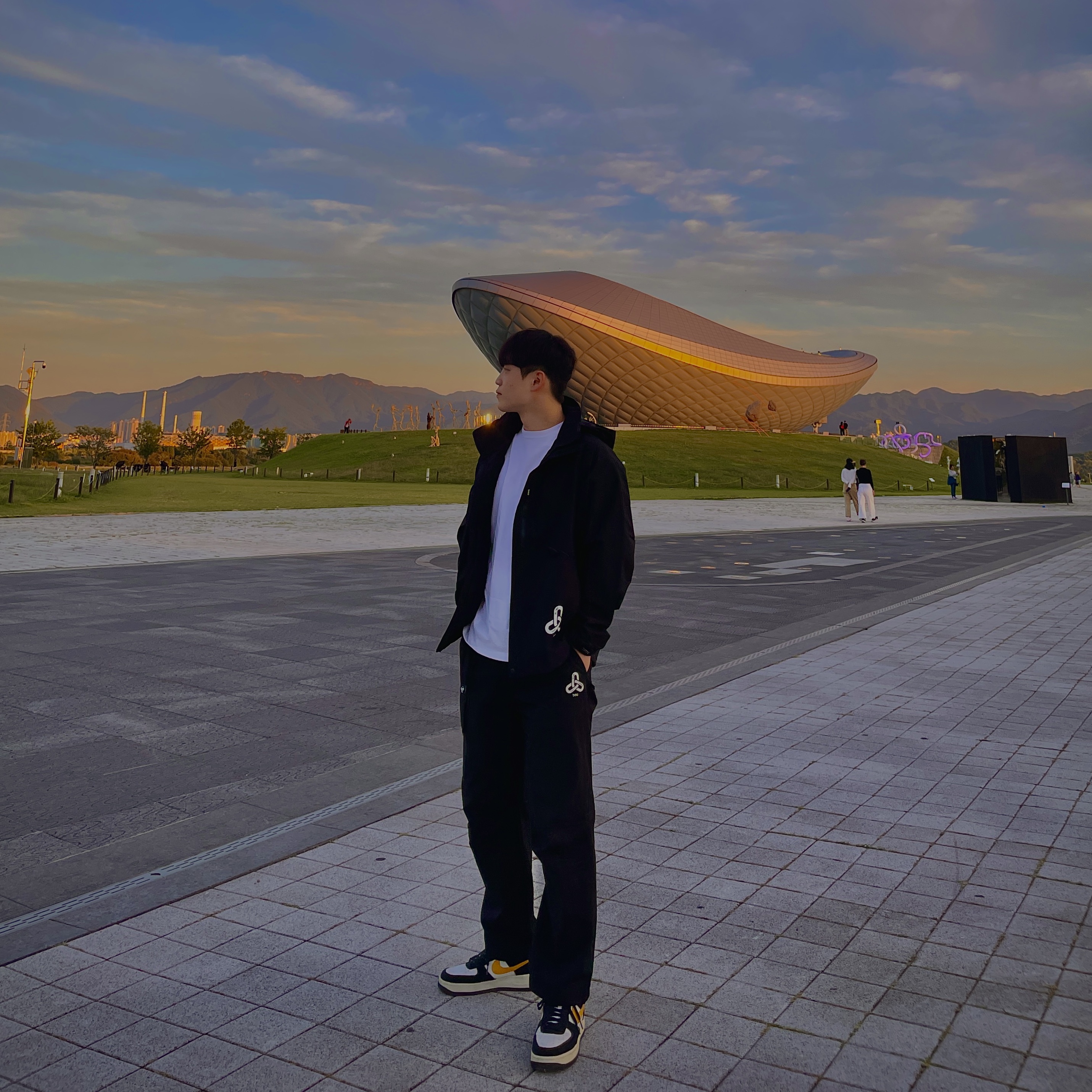 Nike Air Force 1 '07 LV8 Athletic Club Black Dark Sulfur 착용 스타일 - 4