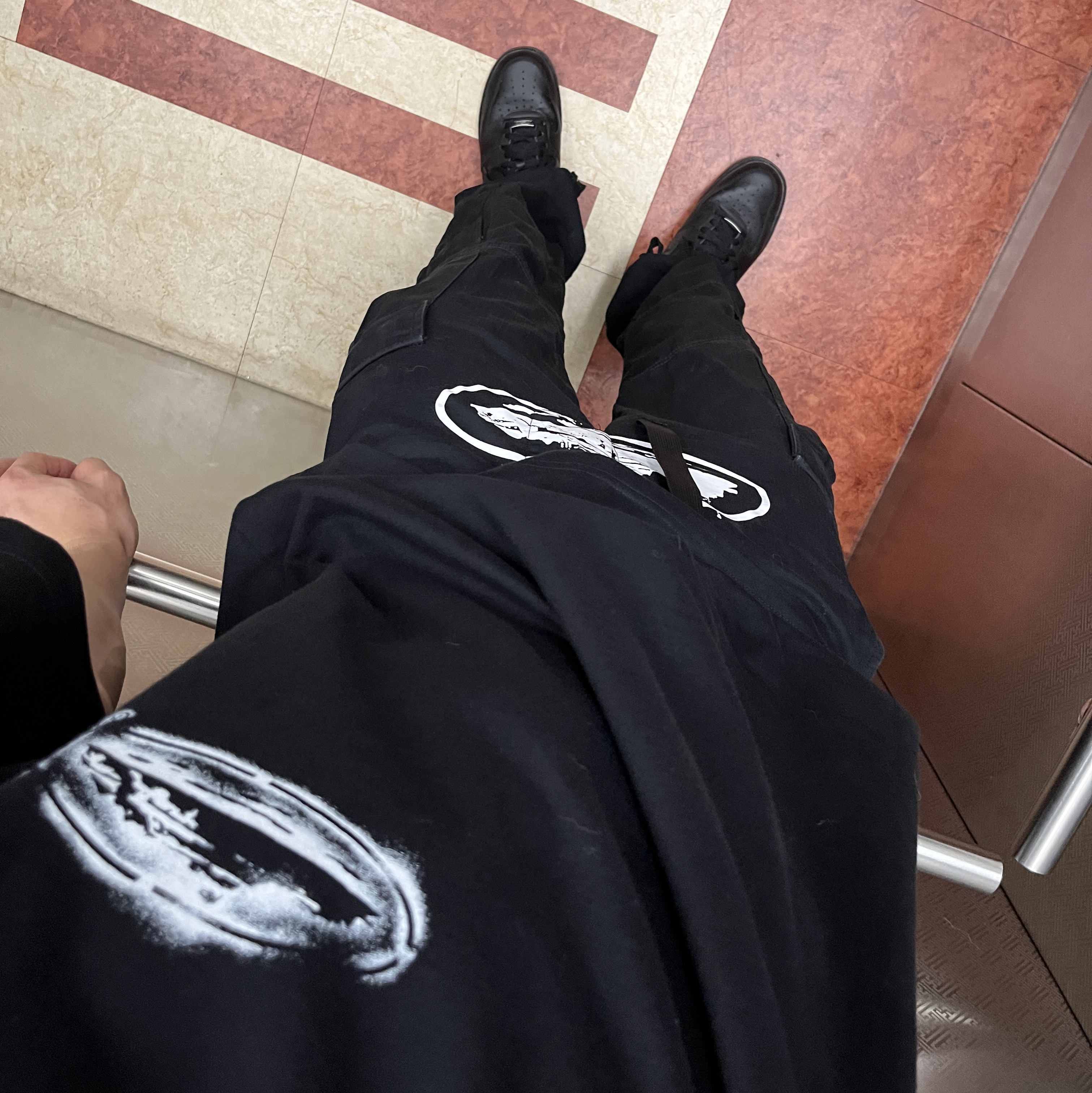 Corteiz Island Stencil T-Shirt New Blank Black, Corteiz 5 Starz Special Edition Guerillaz Cargo Pants Black 착용 스타일