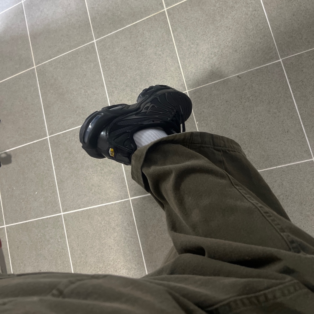 Nike Air Max Plus Triple Black 착용 스타일