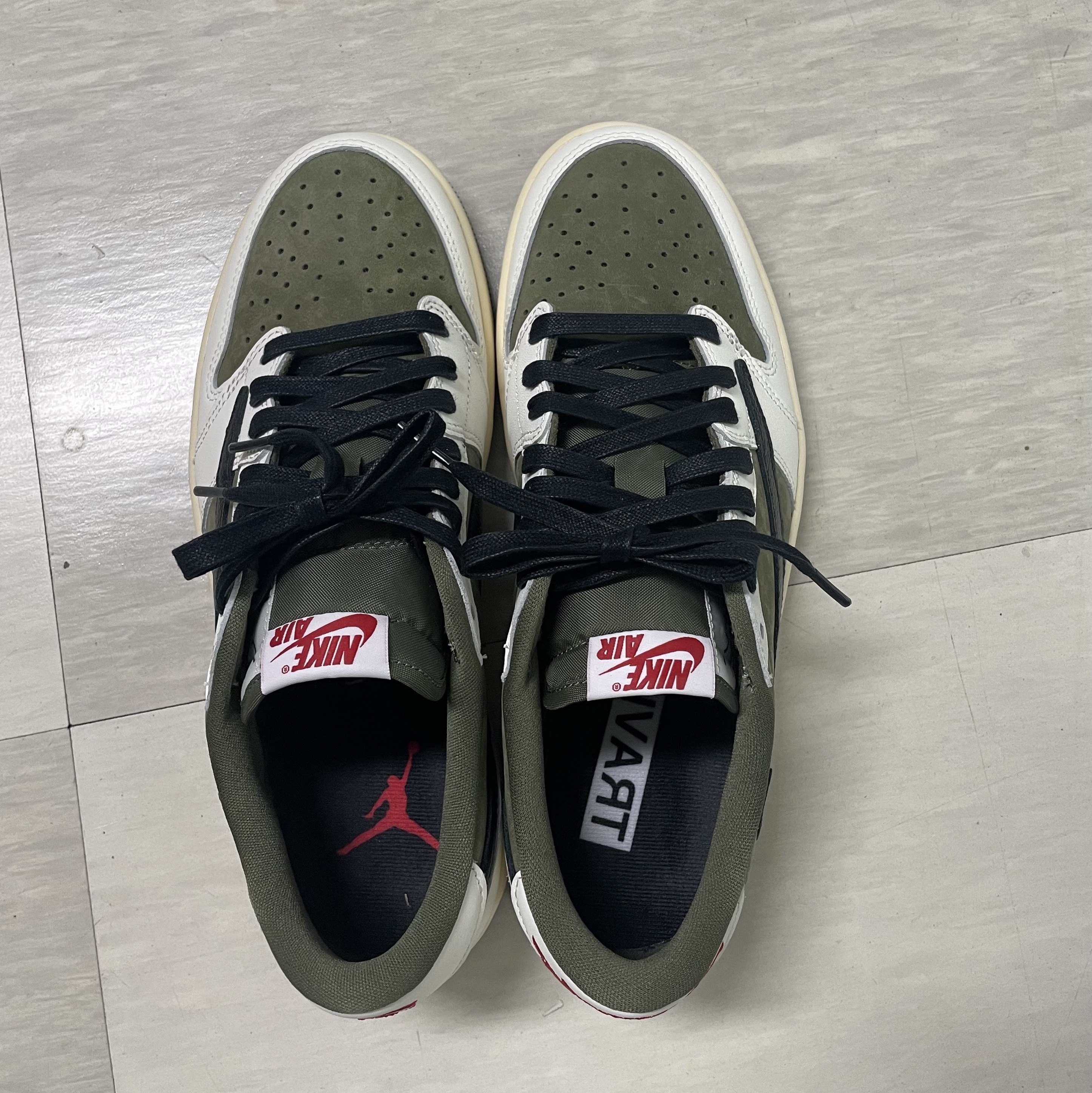 Jordan 1 x Travis Scott Retro Low OG SP Reverse Olive 착용 스타일 - 2
