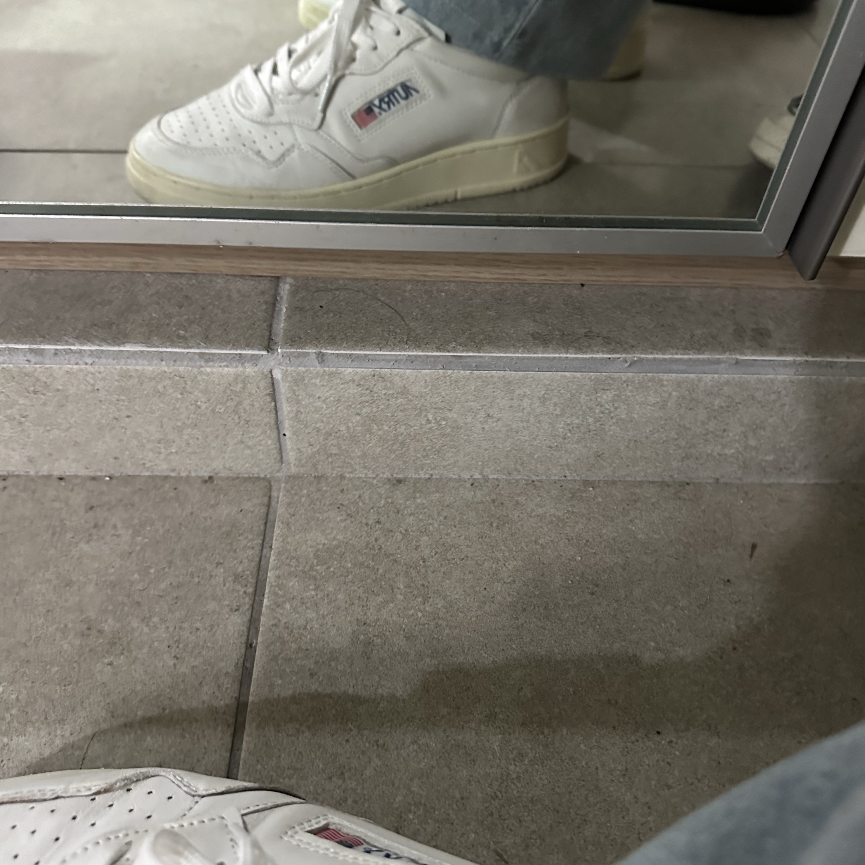 Autry Medalist Low Goatskin Sneakers White 착용 스타일 - 2