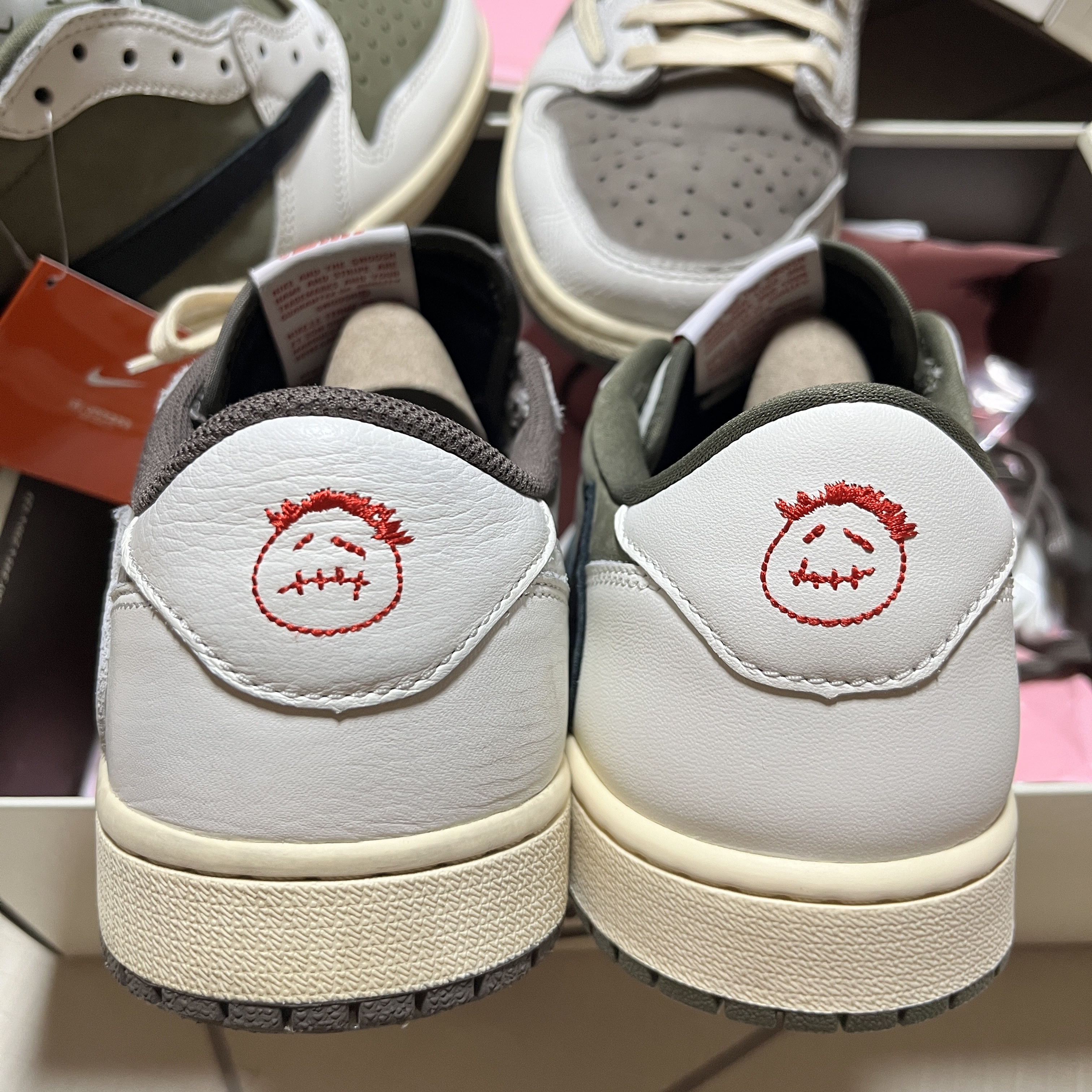 Jordan 1 x Travis Scott Retro Low OG SP Sail and Ridgerock, Jordan 1 x Travis Scott Retro Low OG SP Reverse Olive 착용 스타일 - 1