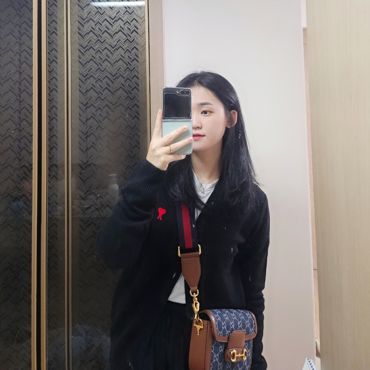 AMI de Coeur Wool Cardigan Black, Gucci Horsebit 1955 Mini Bag Blue Ivory GG denim 착용 스타일
