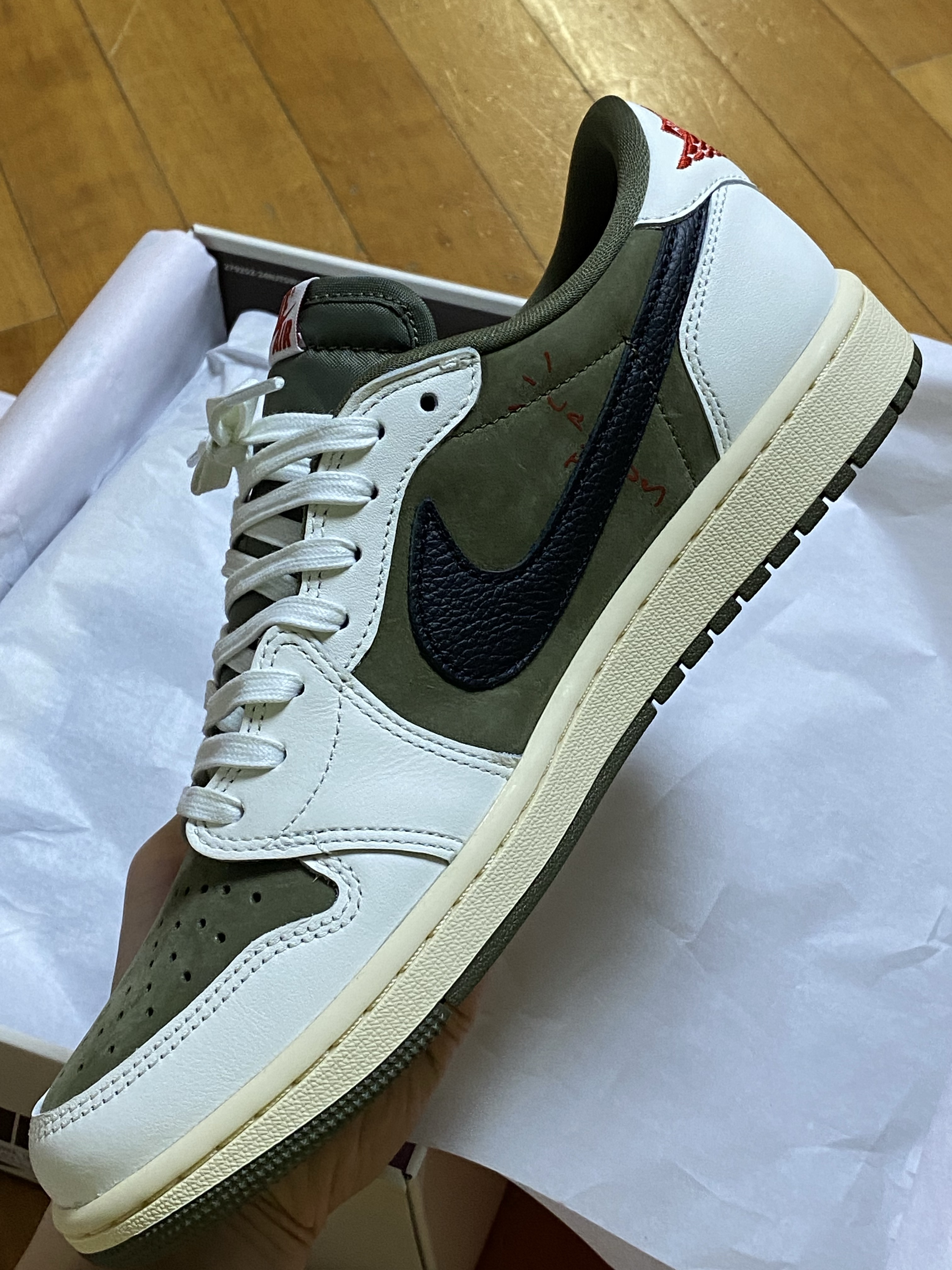 Jordan 1 x Travis Scott Retro Low OG SP Reverse Olive 착용 스타일 - 1