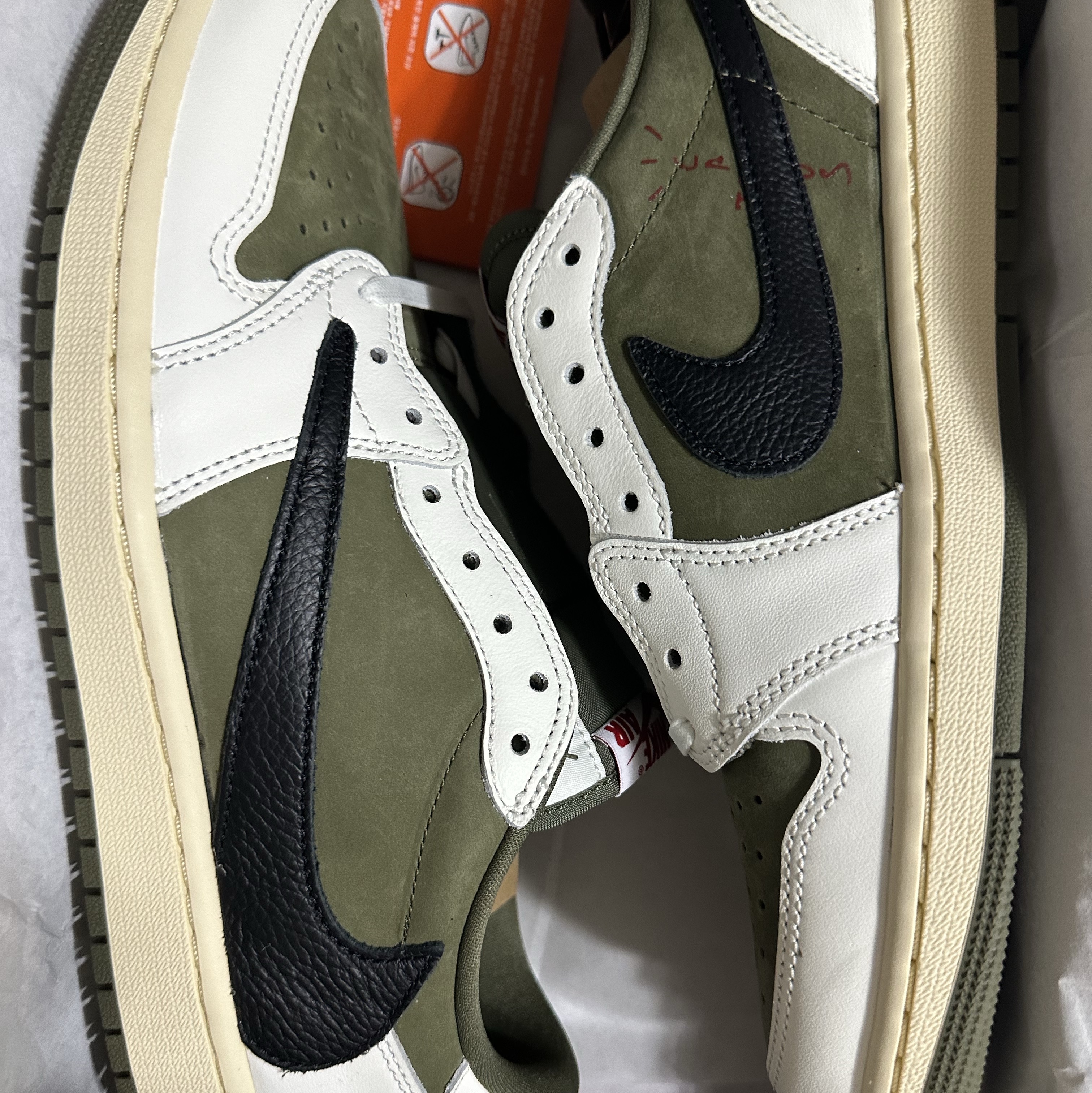 Jordan 1 x Travis Scott Retro Low OG SP Reverse Olive 착용 스타일