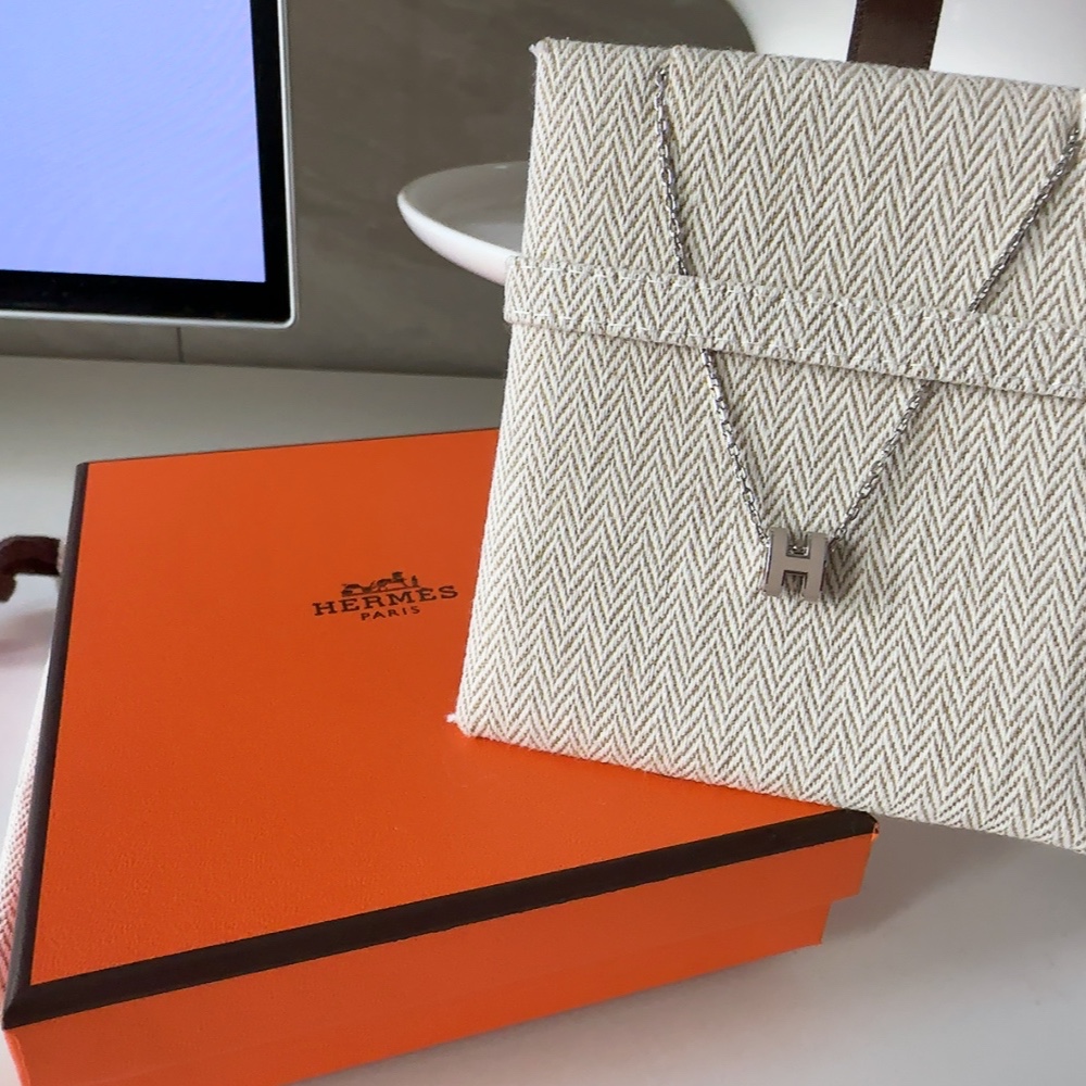 (W) Hermes Mini Pop H Pendant Palladium & Marron Glace 착용 스타일