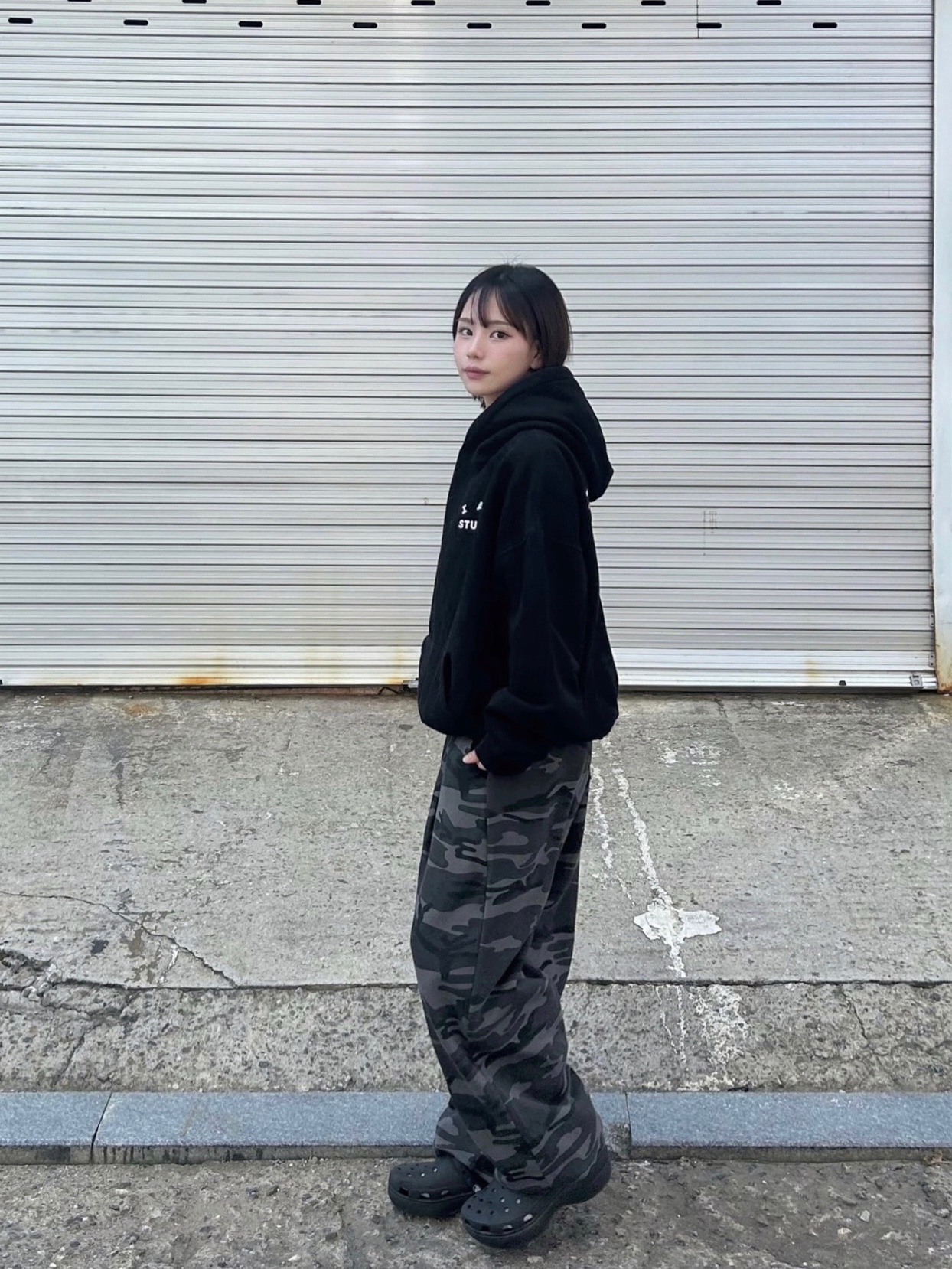 IAB Studio Hoodie Black 착용 스타일 - 2