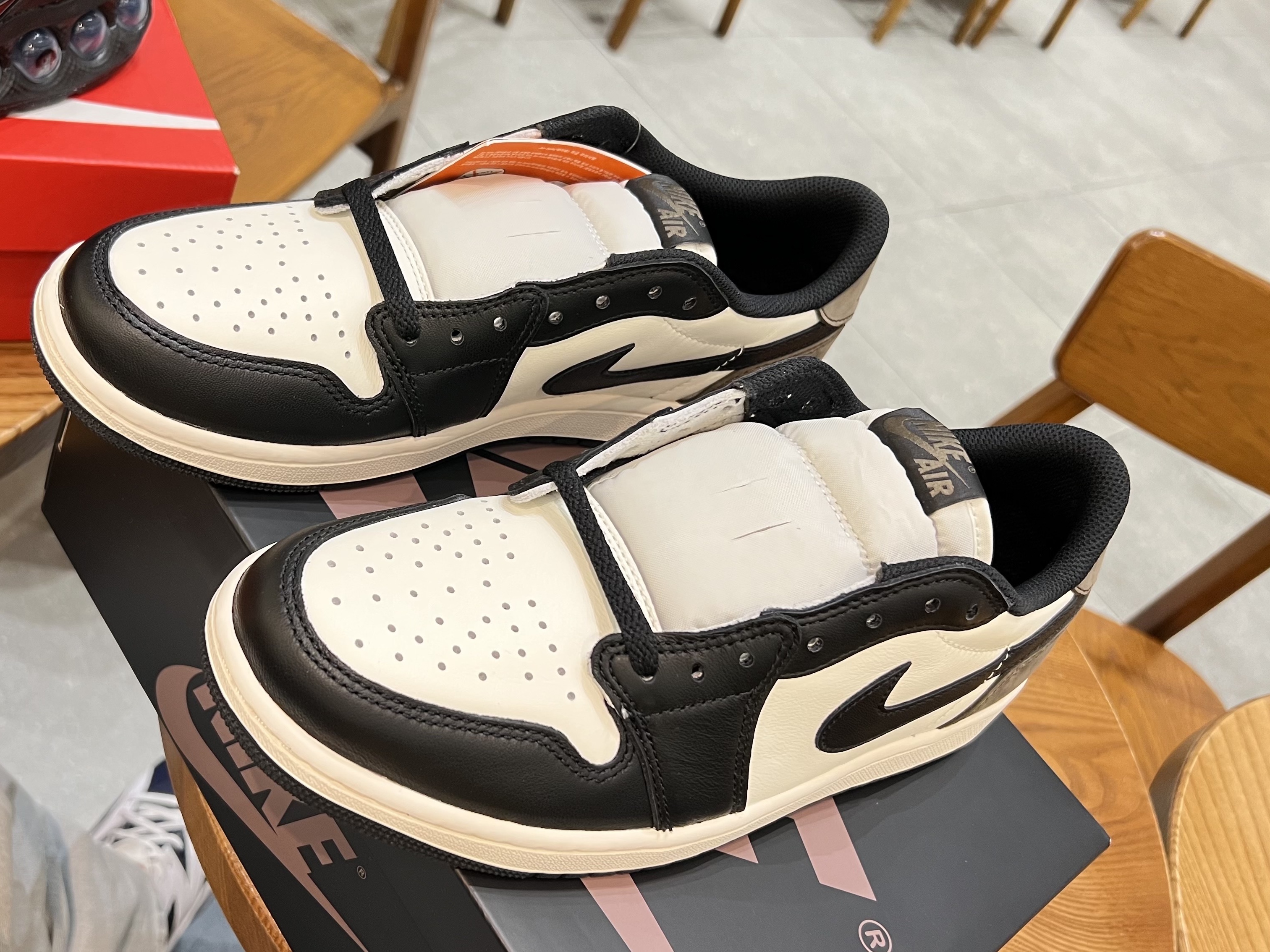 Jordan 1 Retro Low OG Mocha 착용 스타일