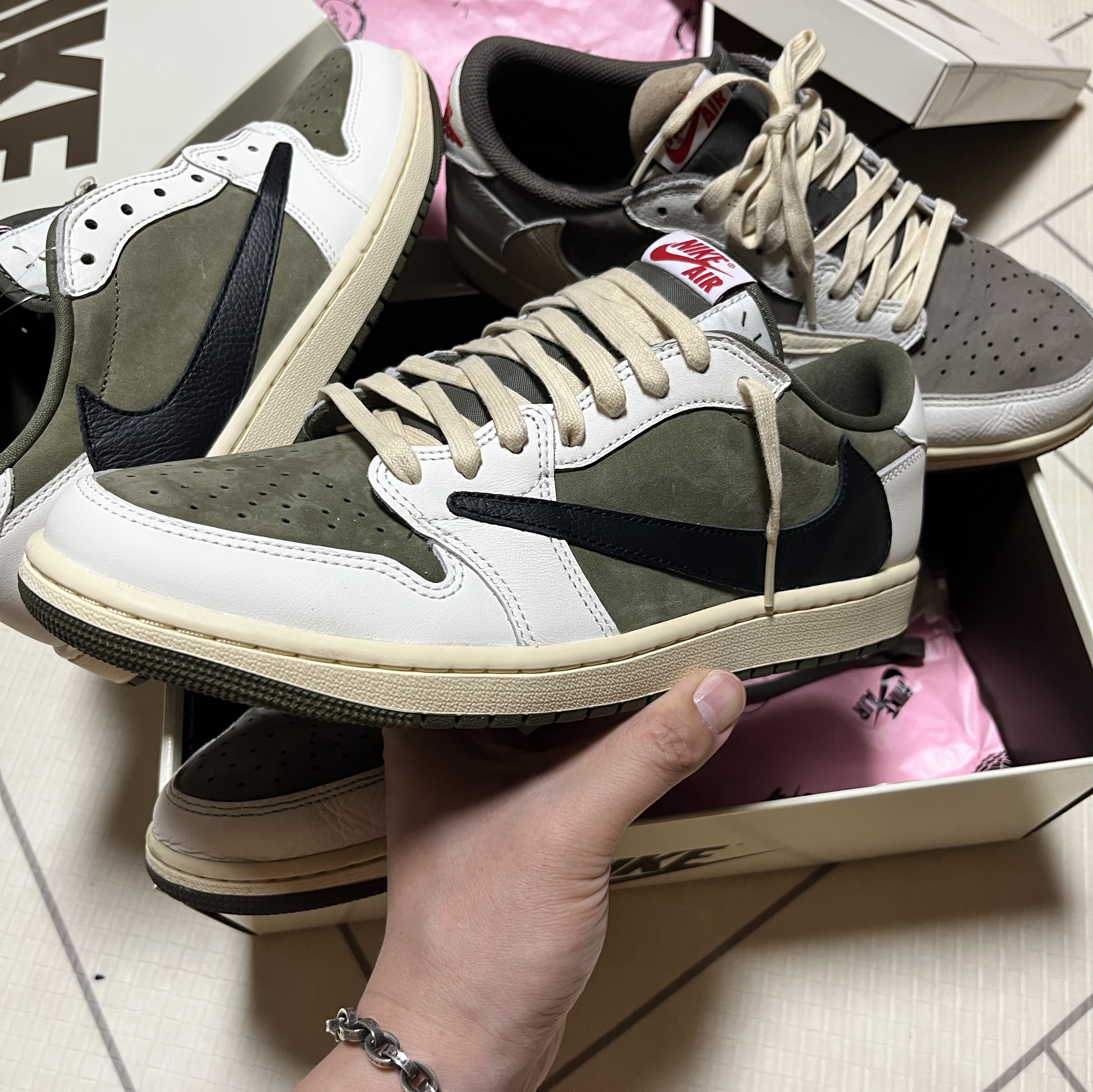 Jordan 1 x Travis Scott Retro Low OG SP Sail and Ridgerock, Jordan 1 x Travis Scott Retro Low OG SP Reverse Olive 착용 스타일 - 4