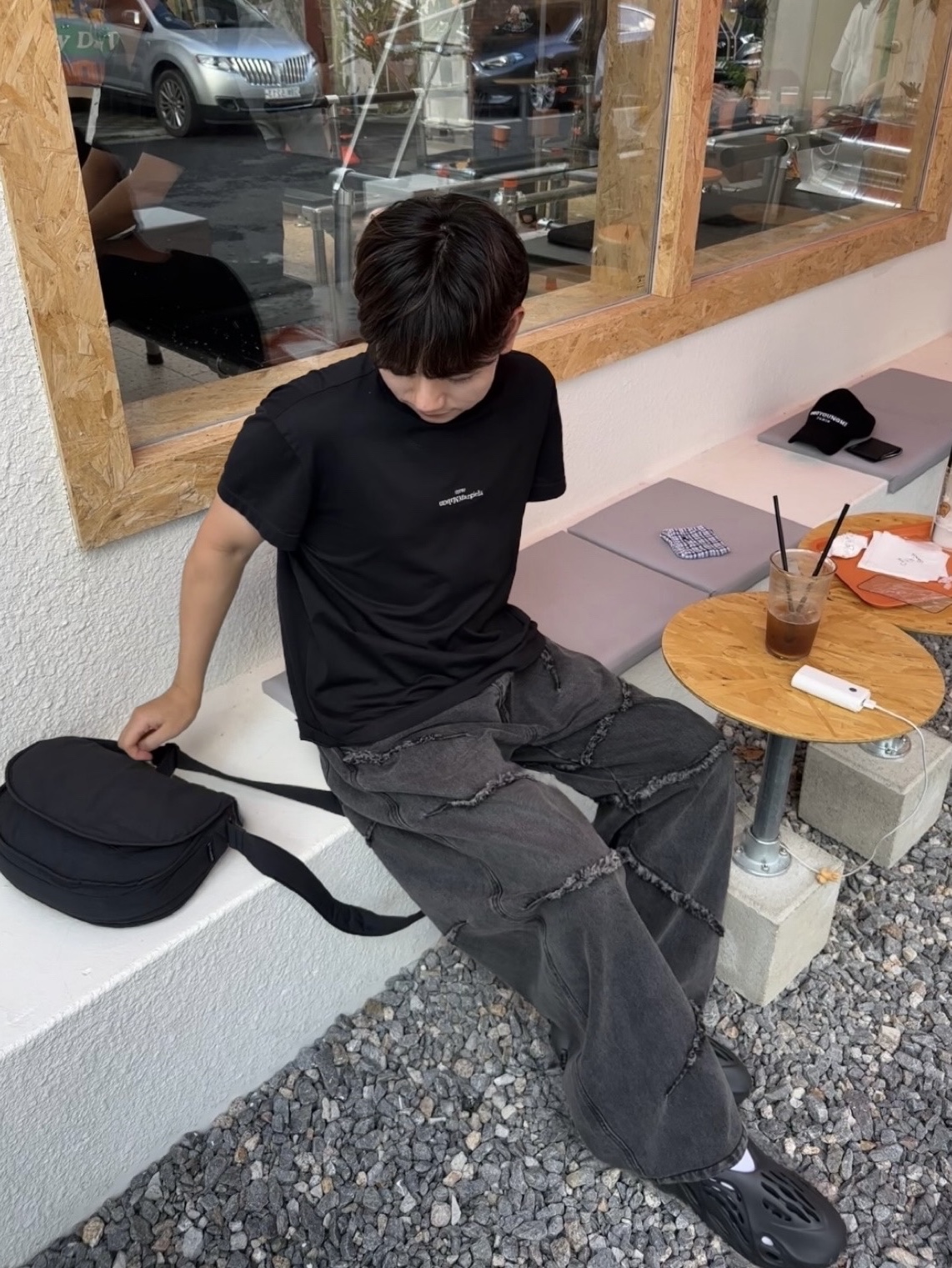 Wooyoungmi Embroidered Ball Cap Black, Maison Margiela Distorted Logo T-Shirt Black 착용 스타일 - 3