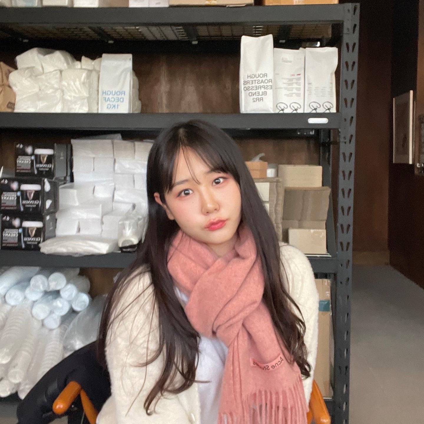 Acne Studios Wool Fringe Muffler Rose Melange 착용 스타일 - 1