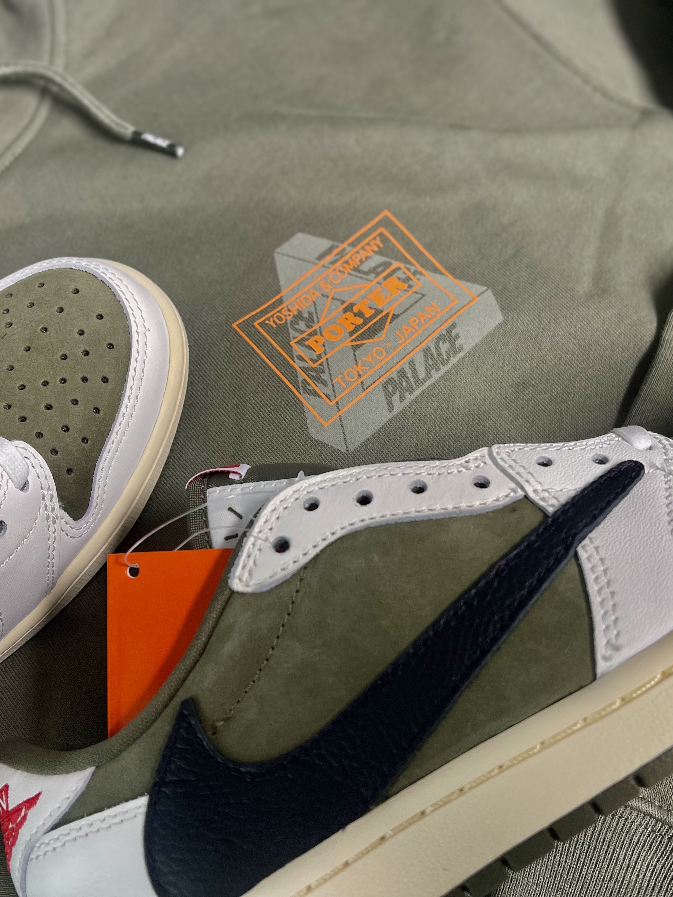 Jordan 1 x Travis Scott Retro Low OG SP Reverse Olive, Palace x Porter Hoodie Olive - 24FW 착용 스타일 - 2