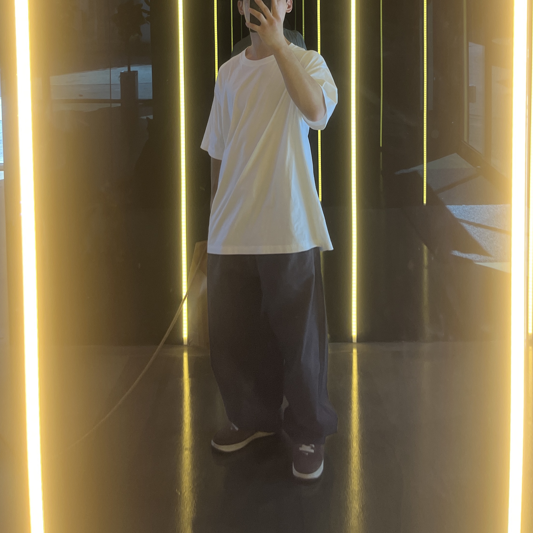 Palace T-Shirt White - 24SS, Nike Air Force 1 Mid '07 QS Chocolate 착용 스타일 - 1