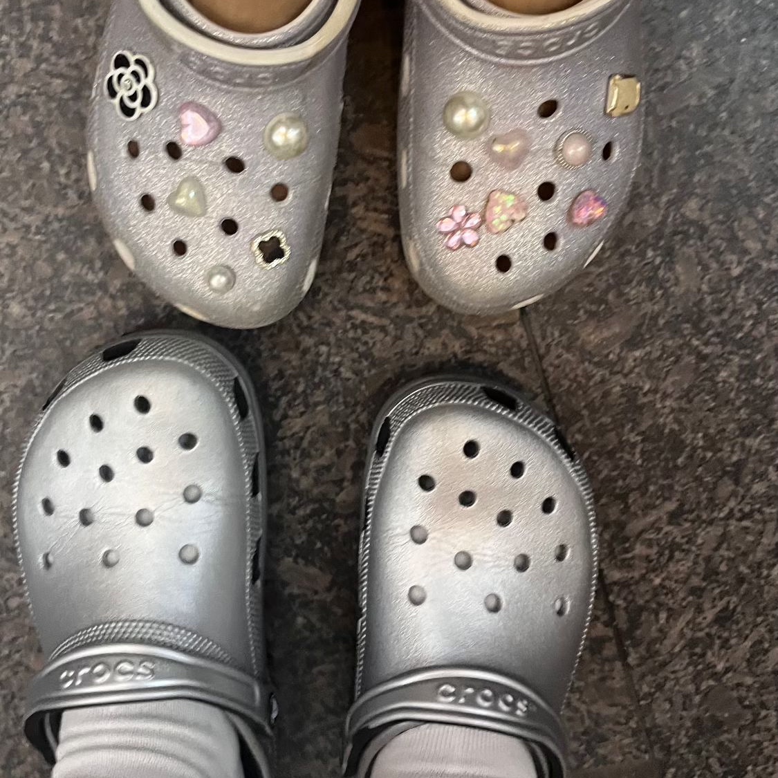 Crocs Classic Metallic Clog Silver, Crocs Classic Glitter II Clog Multi 착용 스타일