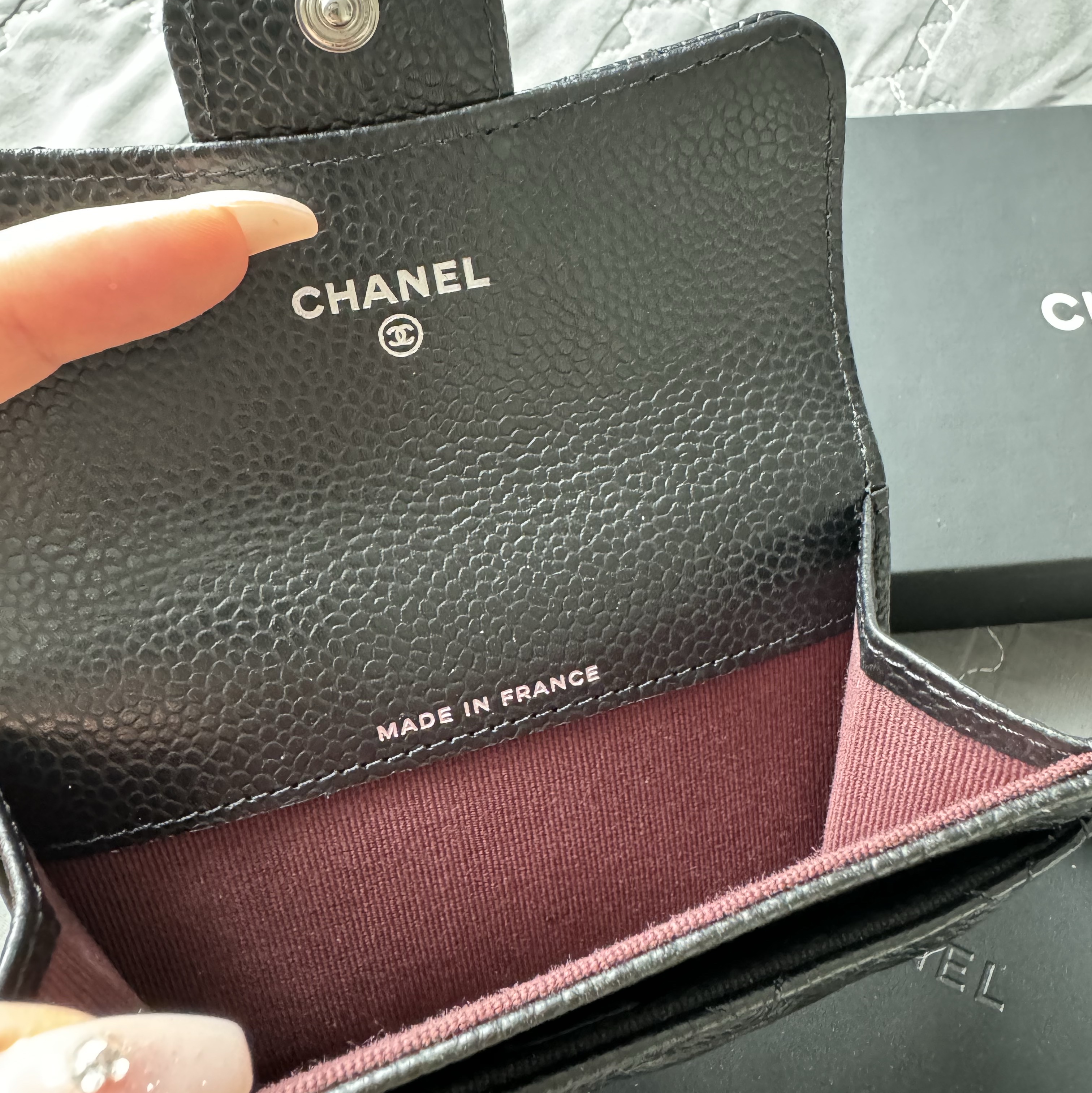 Chanel Classic Card Holder Grained Calfskin & Silver Black 착용 스타일 - 2