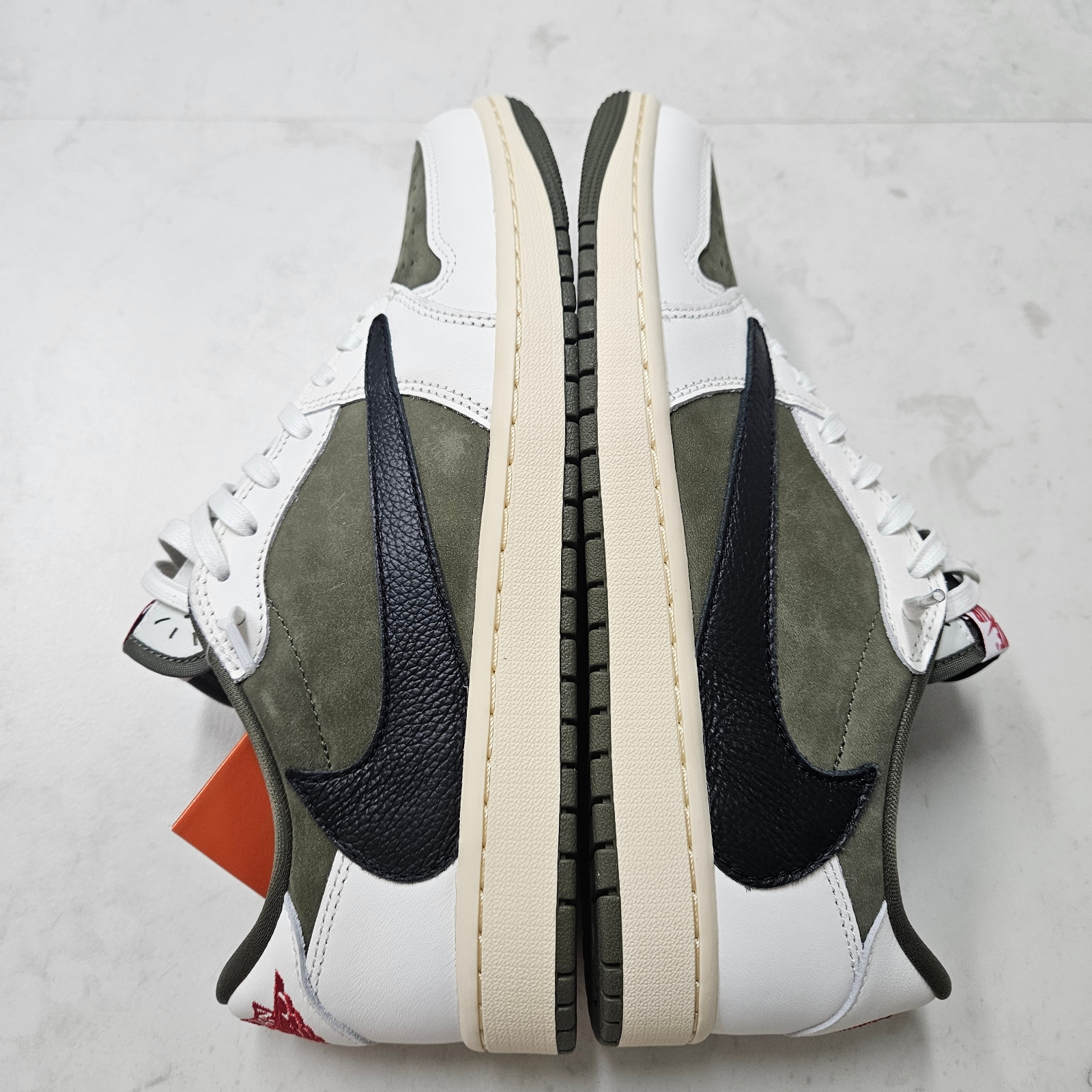 Jordan 1 x Travis Scott Retro Low OG SP Reverse Olive 착용 스타일 - 3