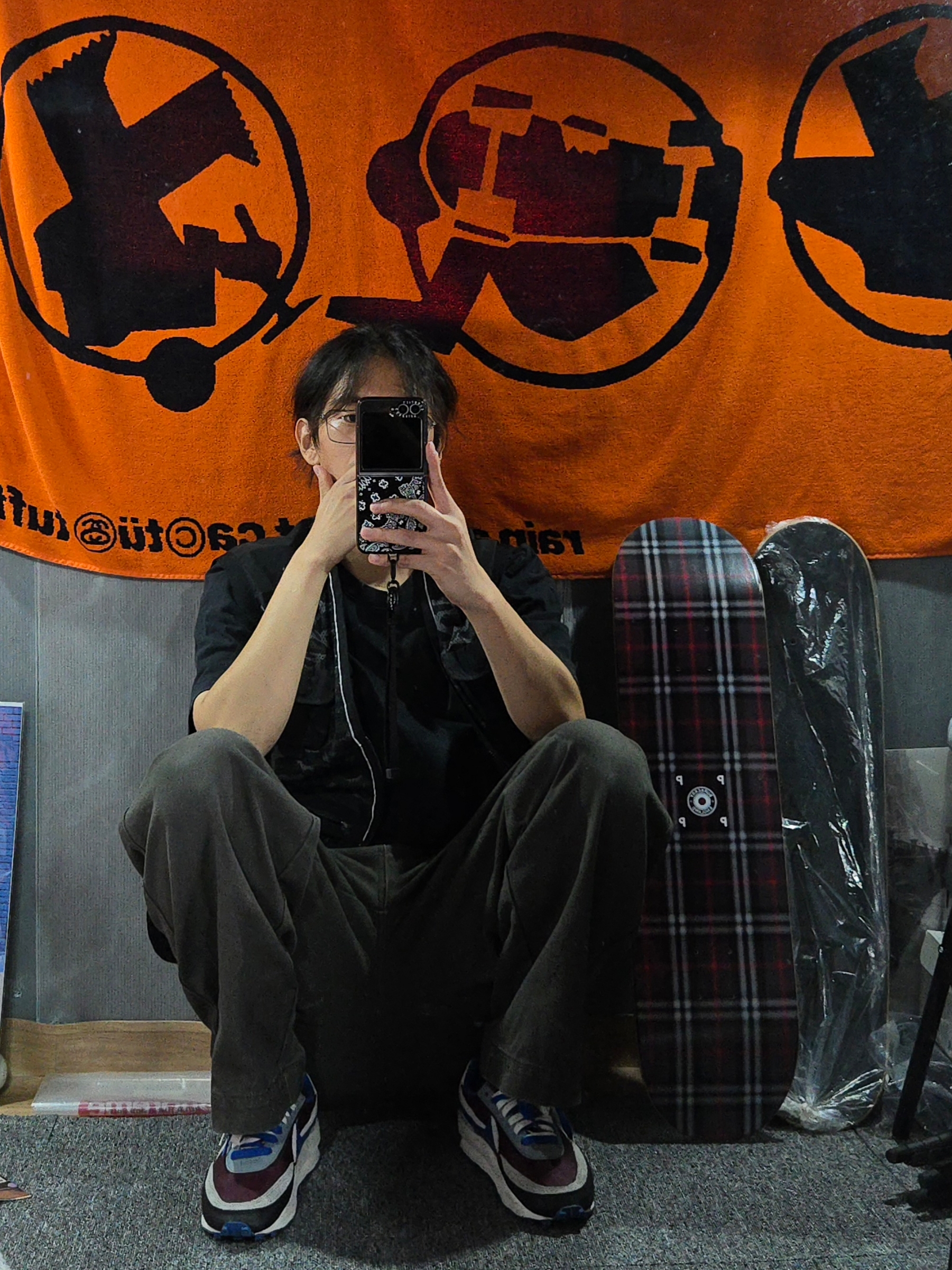 Stussy x Cactus Plant Flea Market Towel Orange, Nike x Sacai x Undercover LDWaffle Night Maroon Team Royal 착용 스타일 - 2