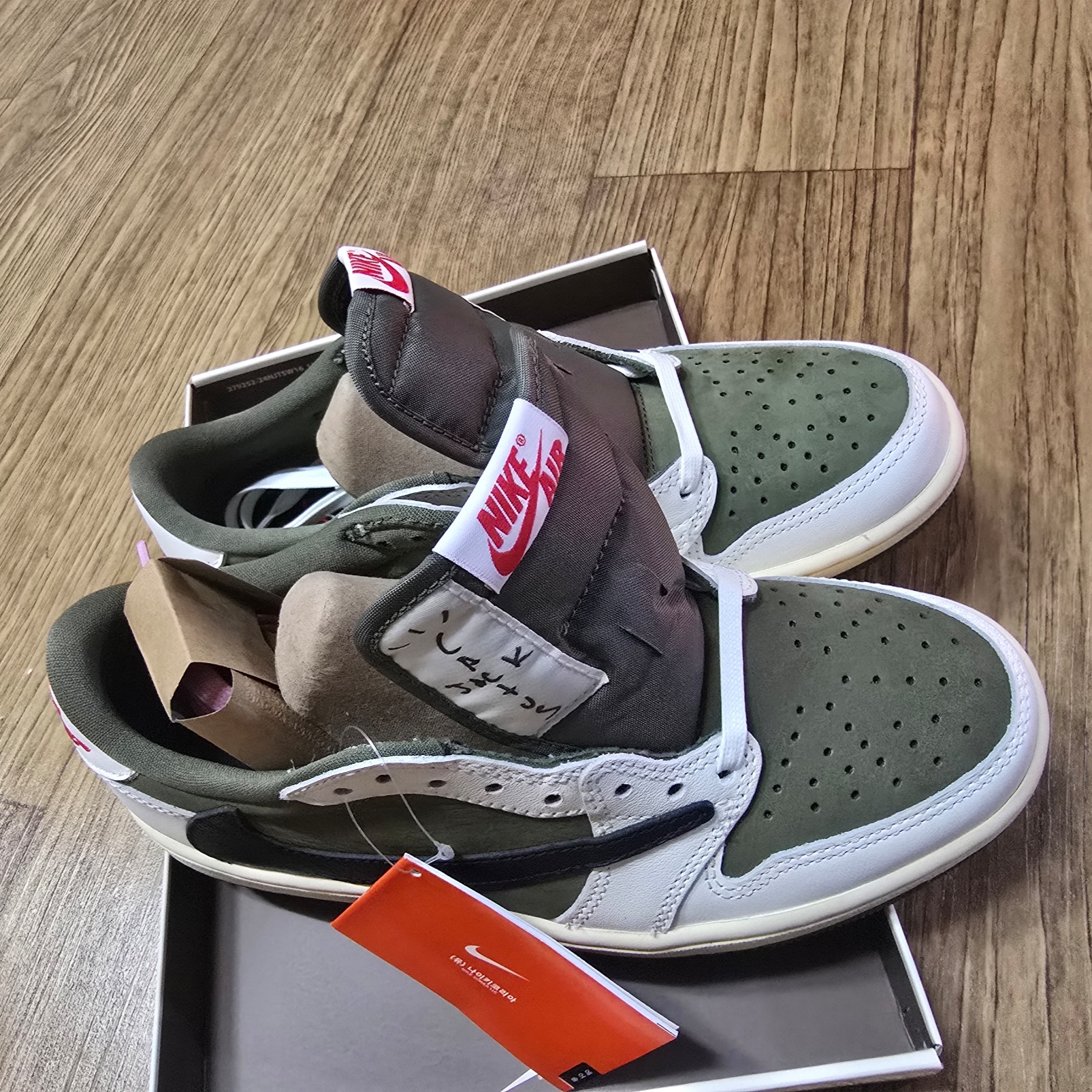 Jordan 1 x Travis Scott Retro Low OG SP Reverse Olive 착용 스타일 - 2