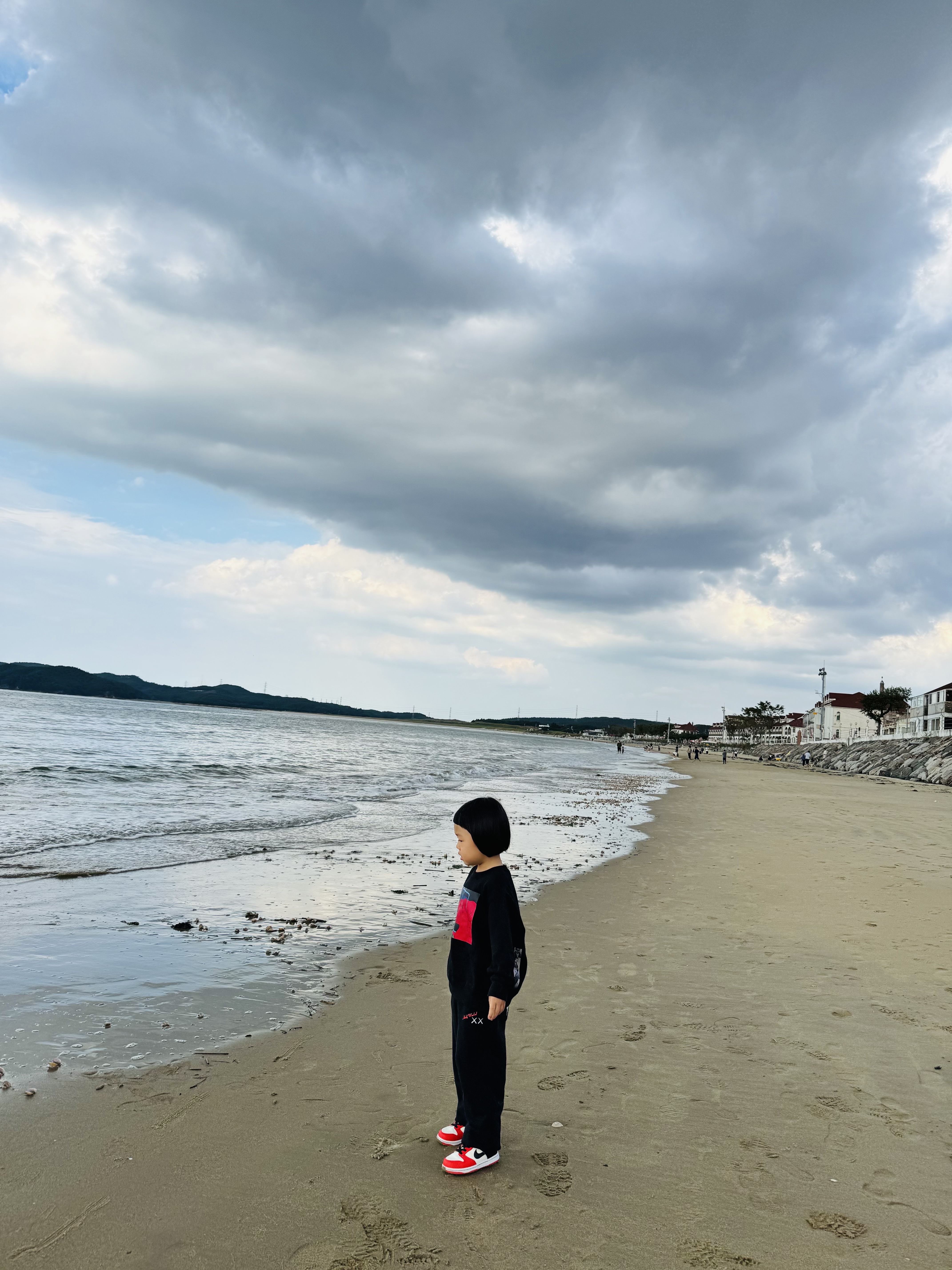 (Kids) Uniqlo UT x Kaws x Warhol Sweatshirt B Black, (Kids) Uniqlo UT x Kaws x Warhol Sweatpants B Black 착용 스타일 - 1