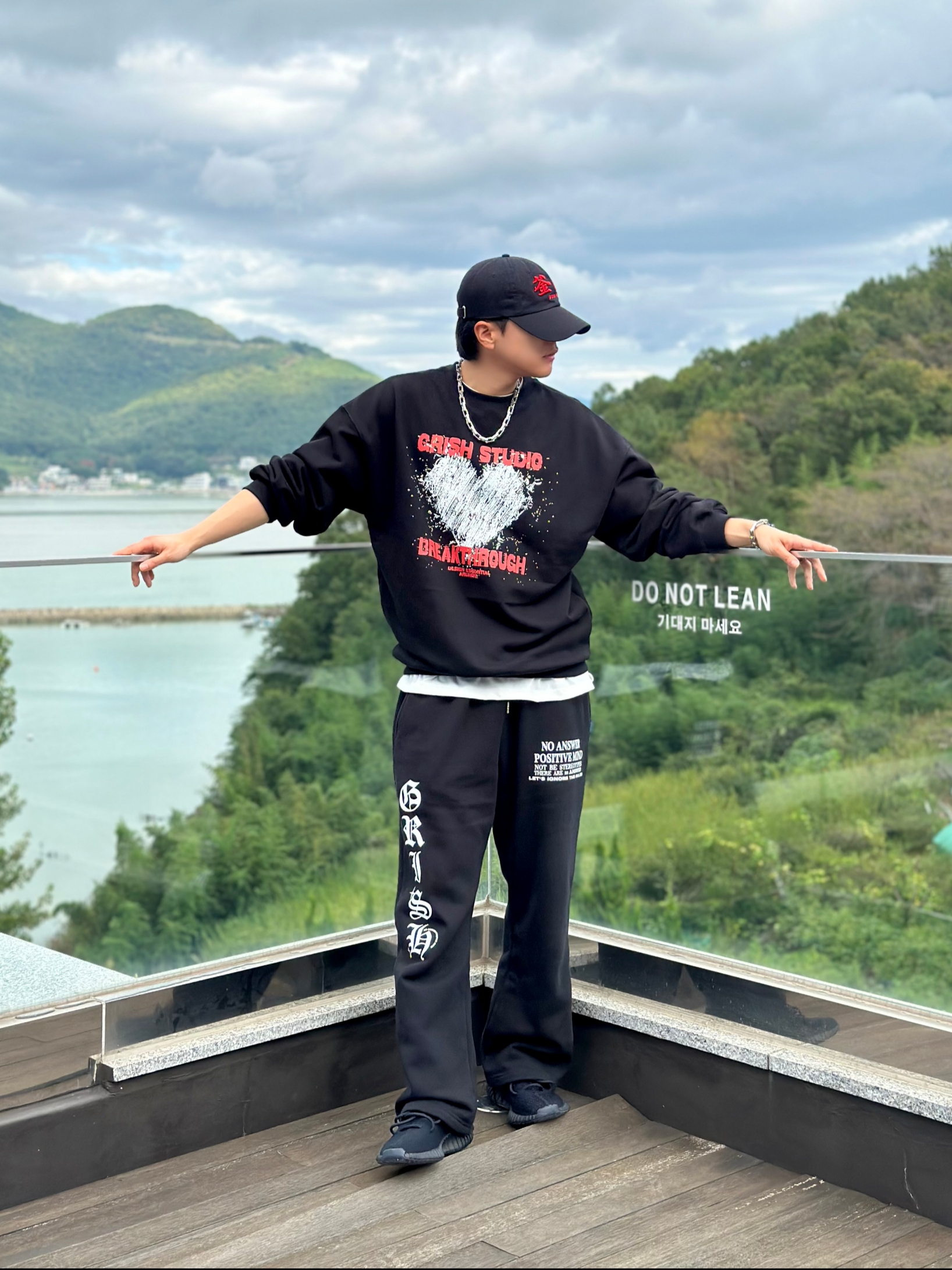 Adidas Yeezy Boost 350 V2 Black Red 2020, Louis Vuitton Monogram Chain Bracelet Silver 착용 스타일 - 2