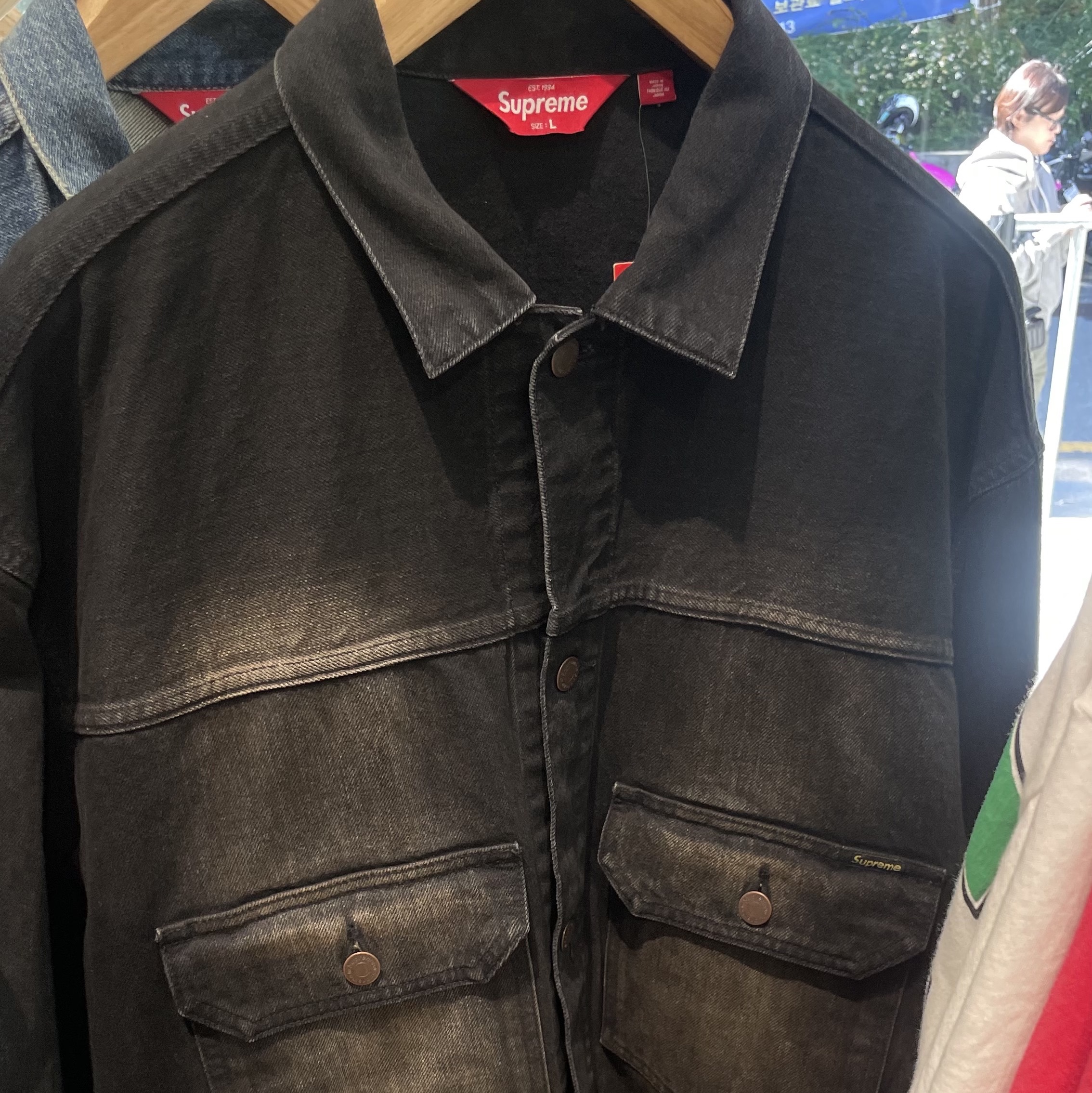 Supreme Distressed Selvedge Trucker Jacket Washed Black - 24FW 착용 스타일