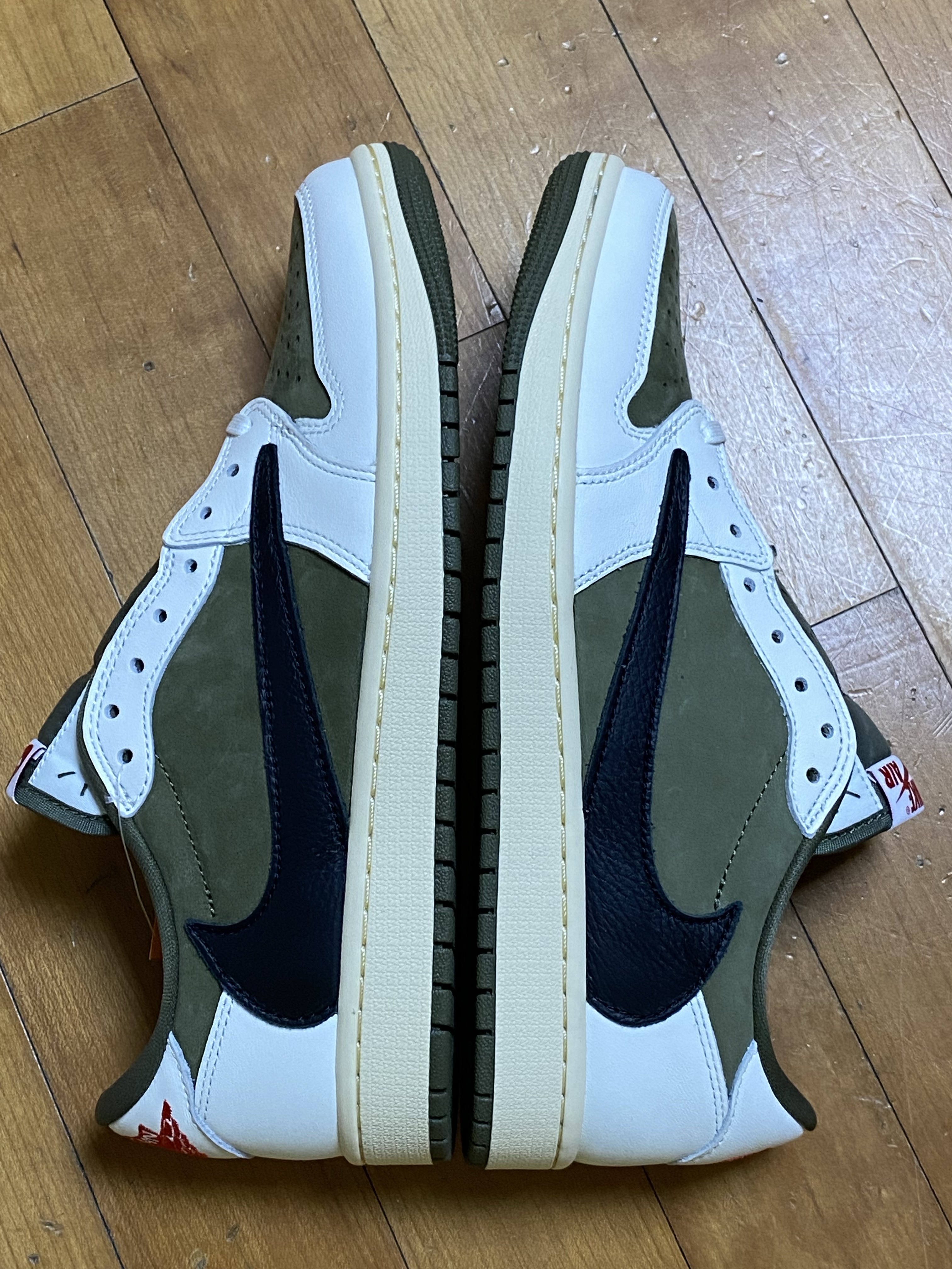 Jordan 1 x Travis Scott Retro Low OG SP Reverse Olive 착용 스타일 - 2