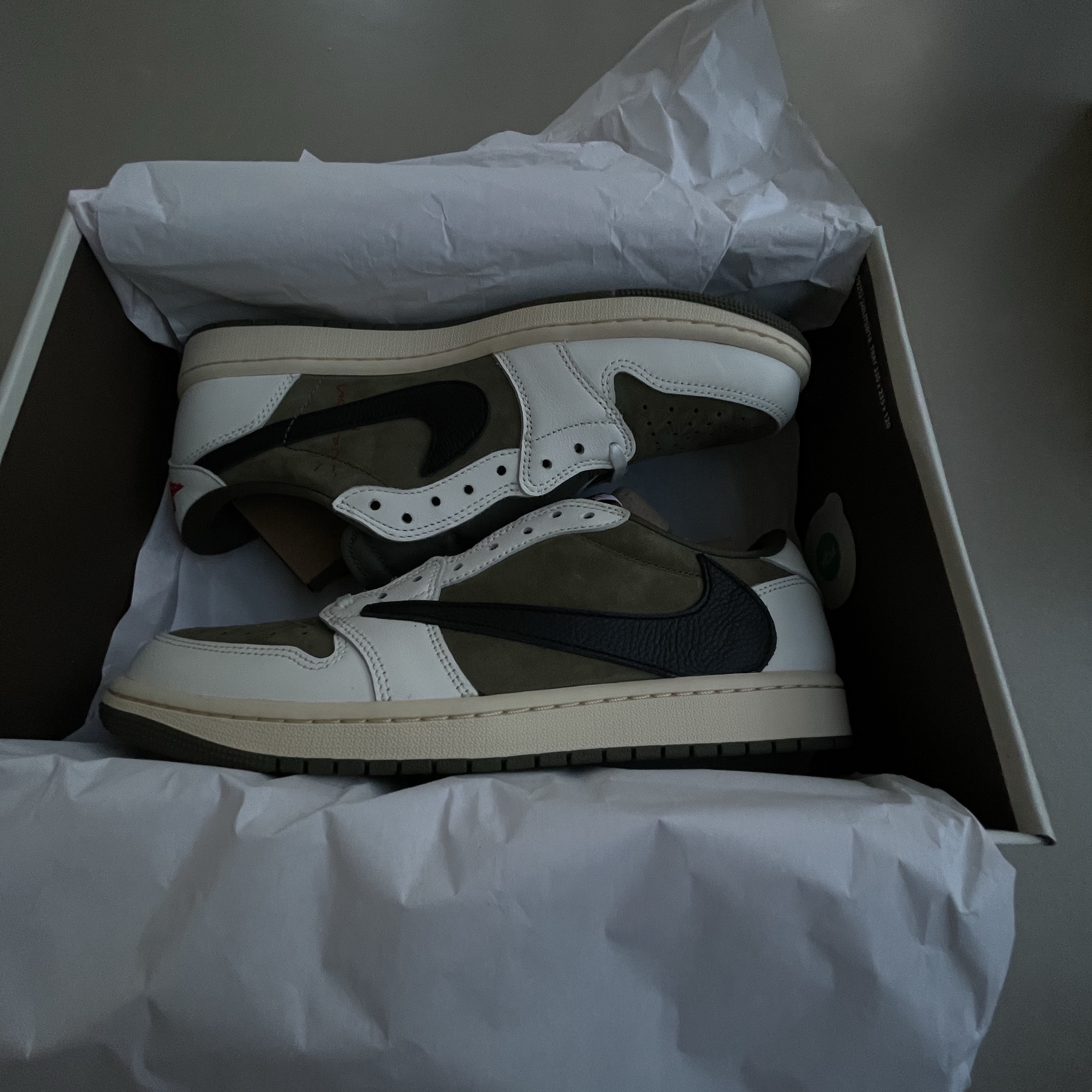Jordan 1 x Travis Scott Retro Low OG SP Reverse Olive 착용 스타일