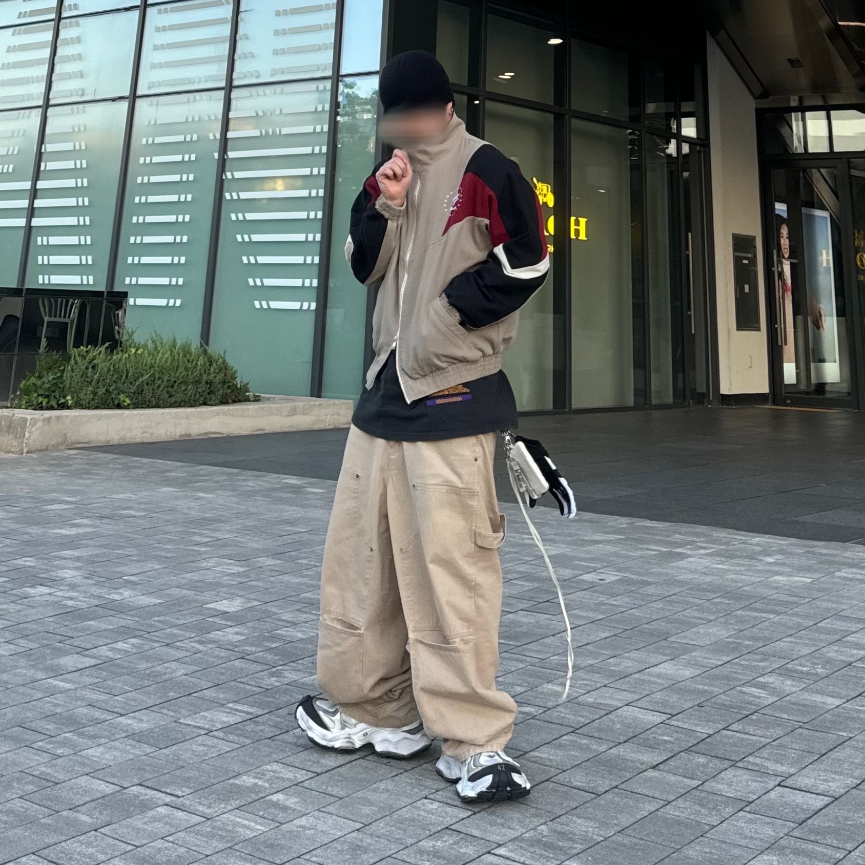 Thisisneverthat x Grateful Dead Dancing Bears Wallet Stone, Balenciaga Cargo Sneakers White Grey 착용 스타일 - 1