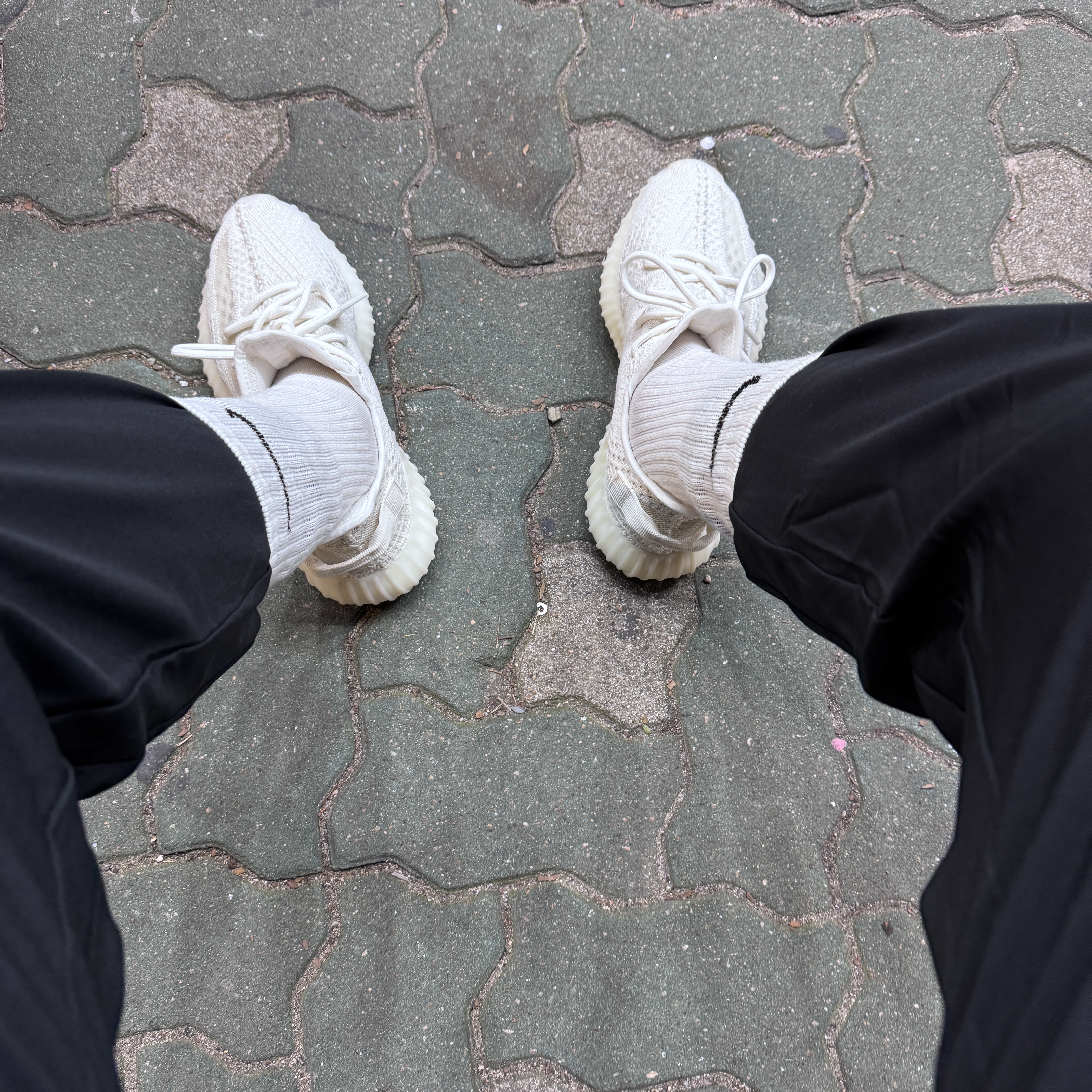 Adidas Yeezy Boost 350 V2 Bone 착용 스타일