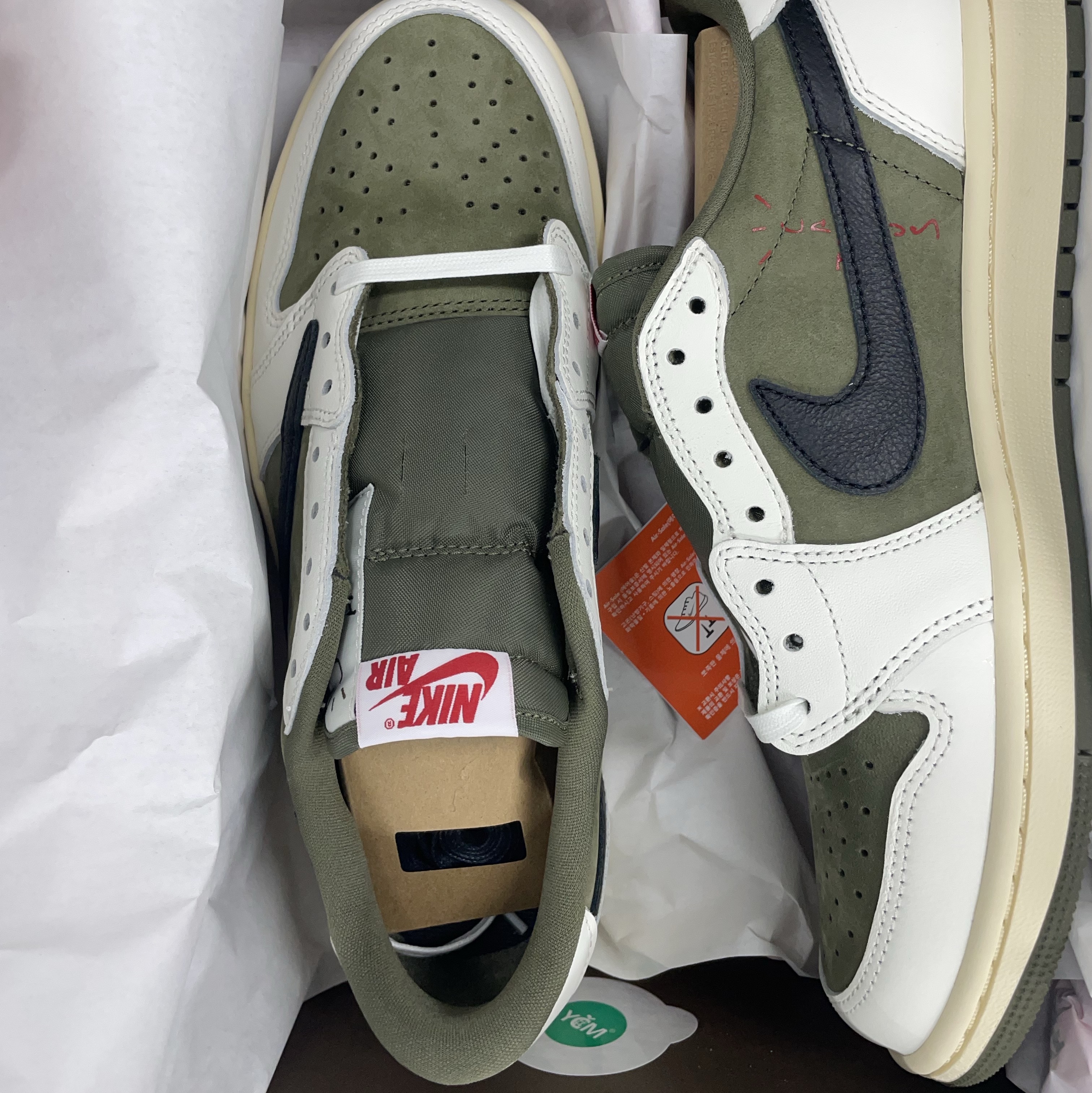 Jordan 1 x Travis Scott Retro Low OG SP Reverse Olive 착용 스타일 - 3