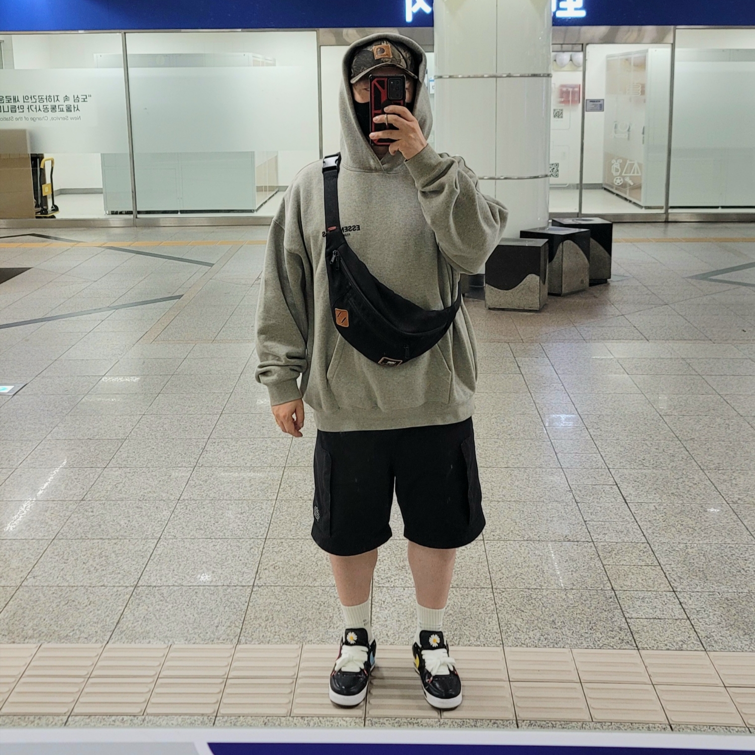 Essentials The Core Collection Hoodie Dark Oatmeal, Nike x Peaceminusone Air Force 1 Low Para-Noise 3.0 Black and Multicolor 착용 스타일