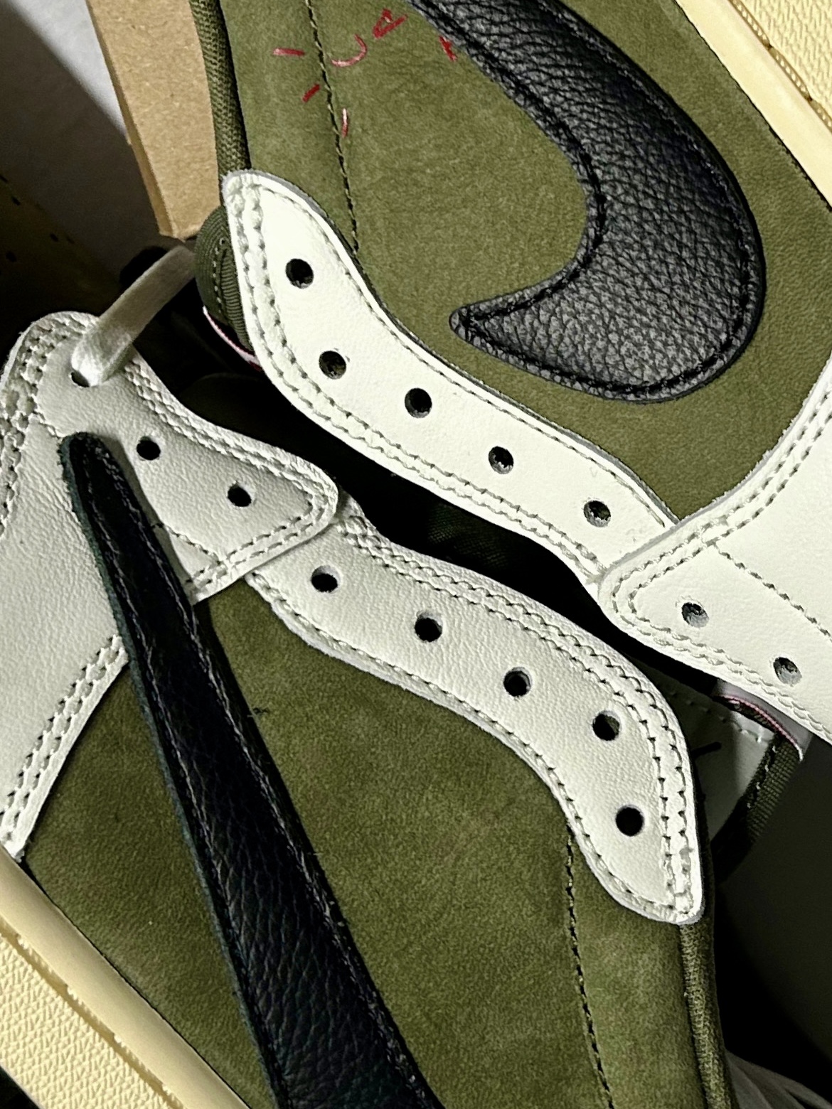 Jordan 1 x Travis Scott Retro Low OG SP Reverse Olive 착용 스타일 - 1