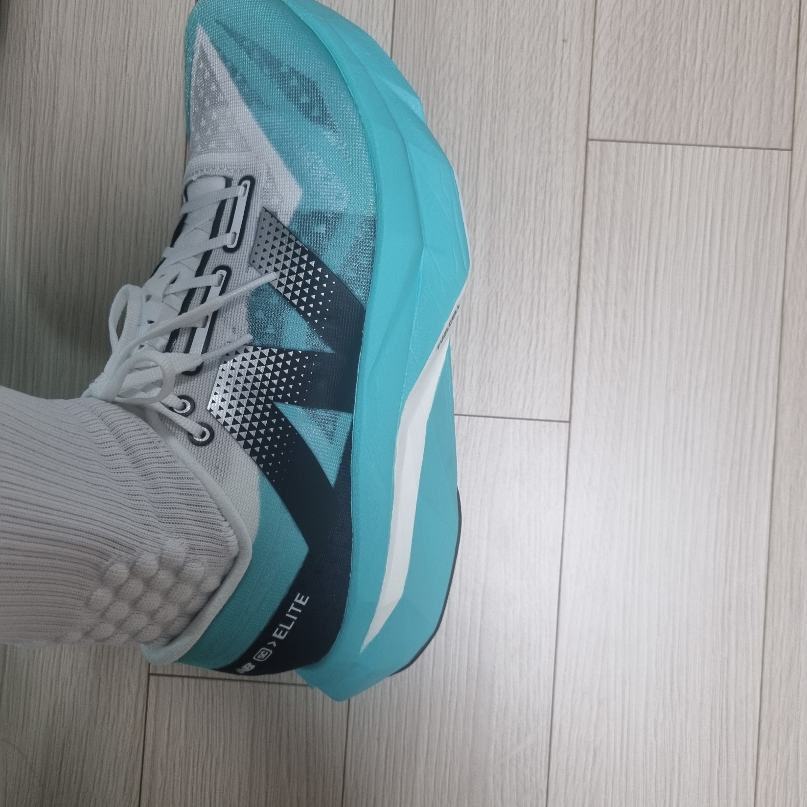 New Balance Fuelcell Supercomp Elite v4 Cyber Jade White - D Standard 착용 스타일 - 2