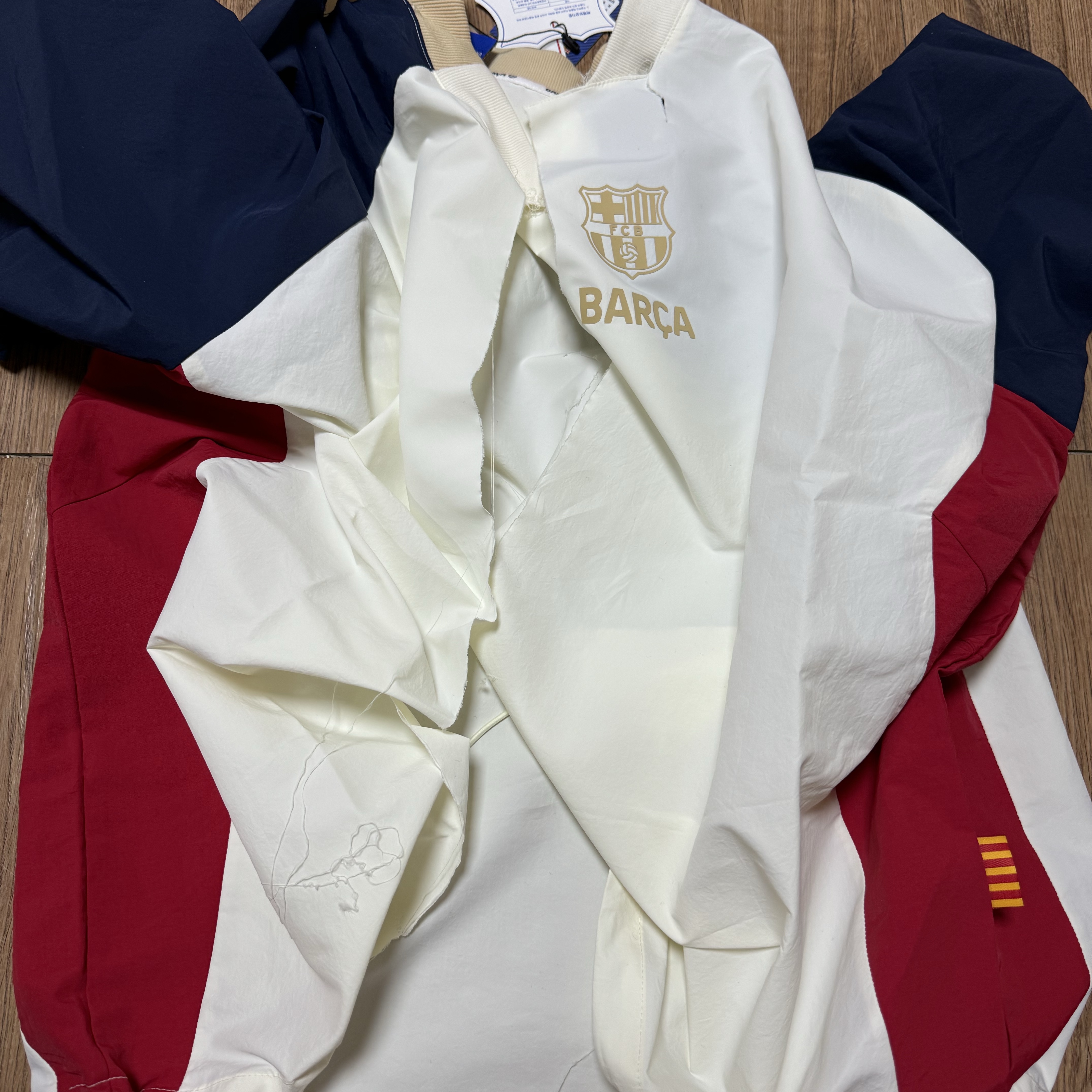 FC Barcelona Classic Line Woven Uniform Ivory 착용 스타일