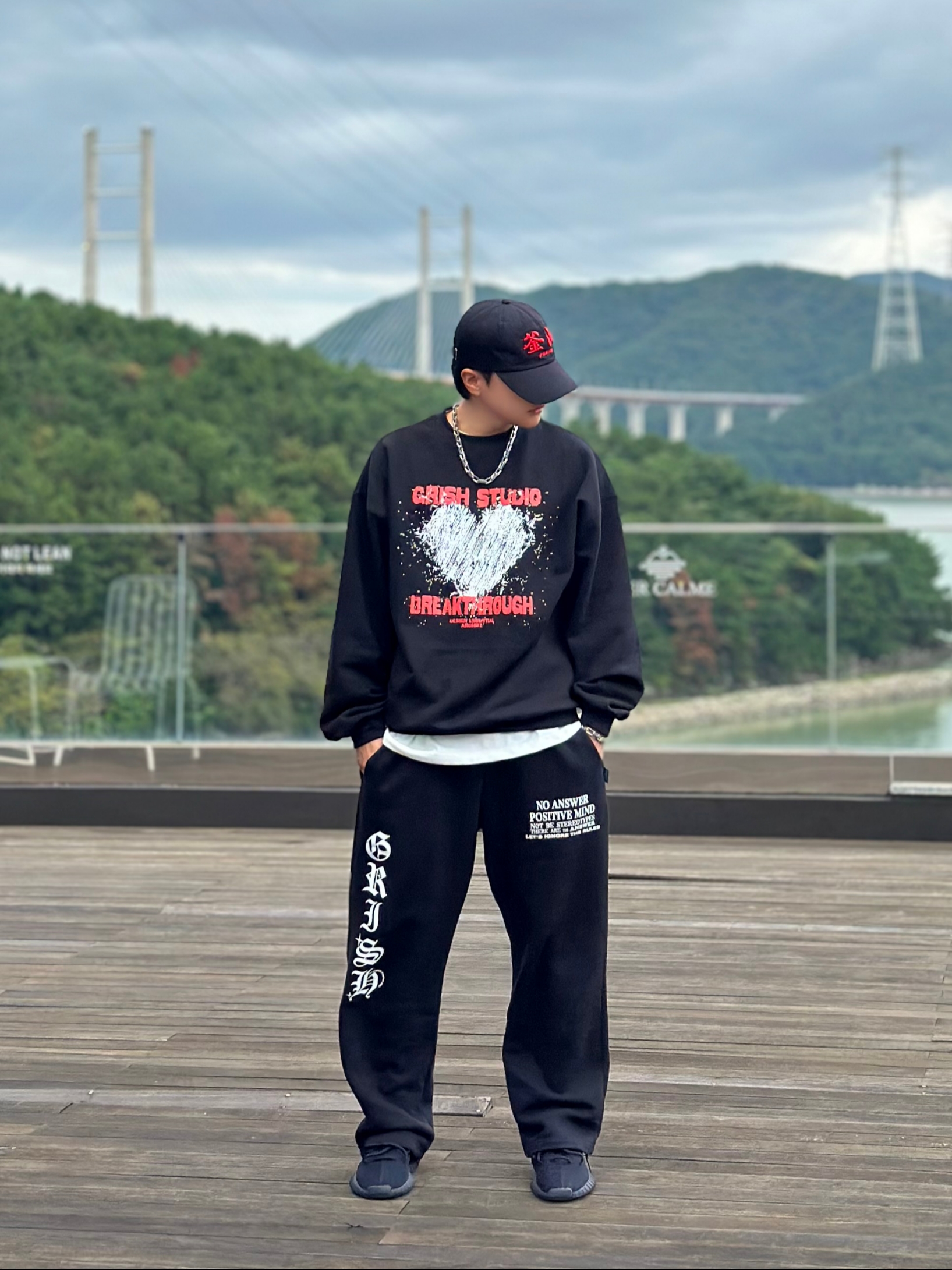 Adidas Yeezy Boost 350 V2 Black Red 2020, Louis Vuitton Monogram Chain Bracelet Silver 착용 스타일 - 1