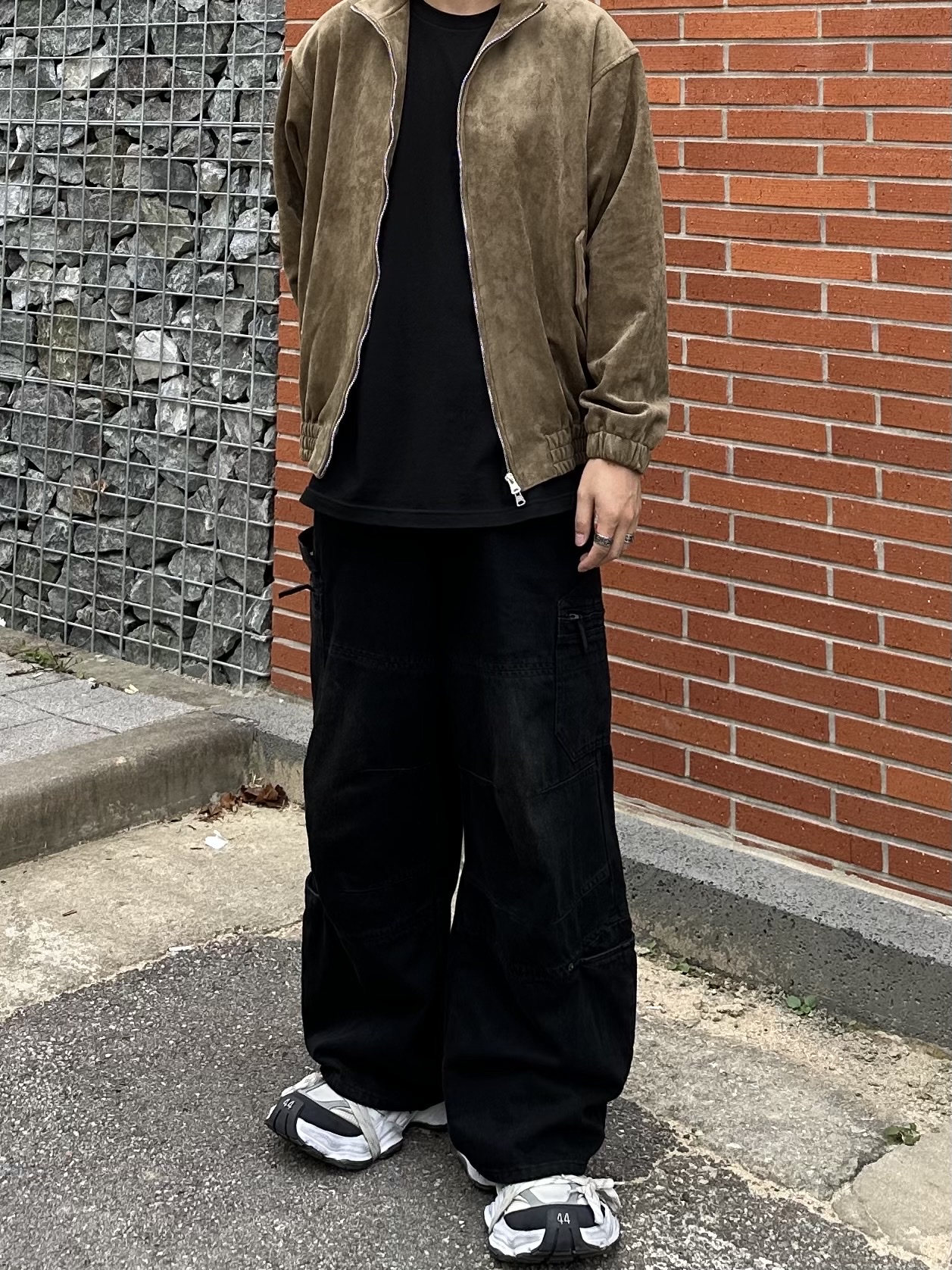 Balenciaga Cargo Sneakers White Grey 착용 스타일 - 3