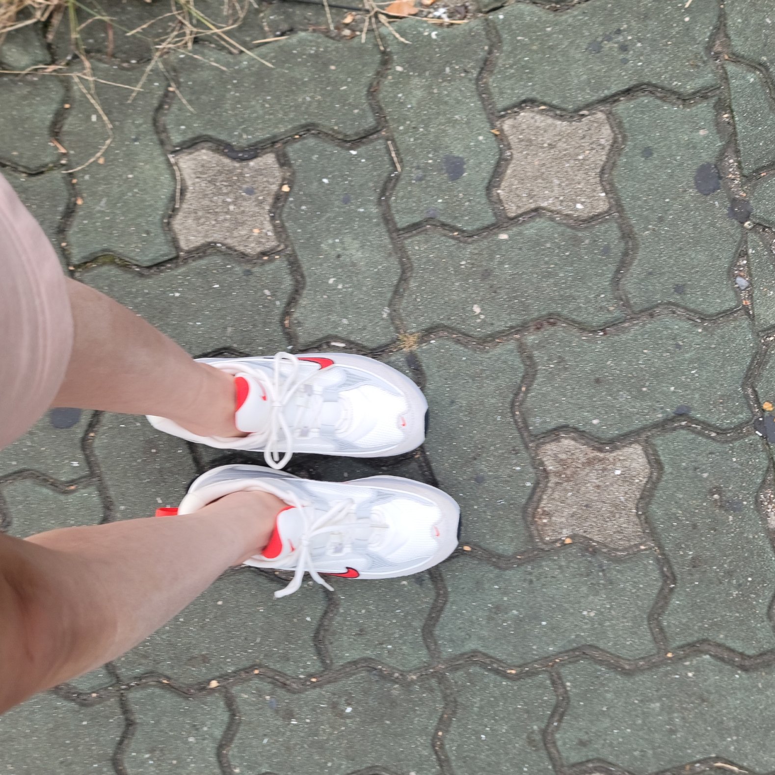 (W) Nike Air Max Bliss Sail Chile Red Photon Dust 착용 스타일