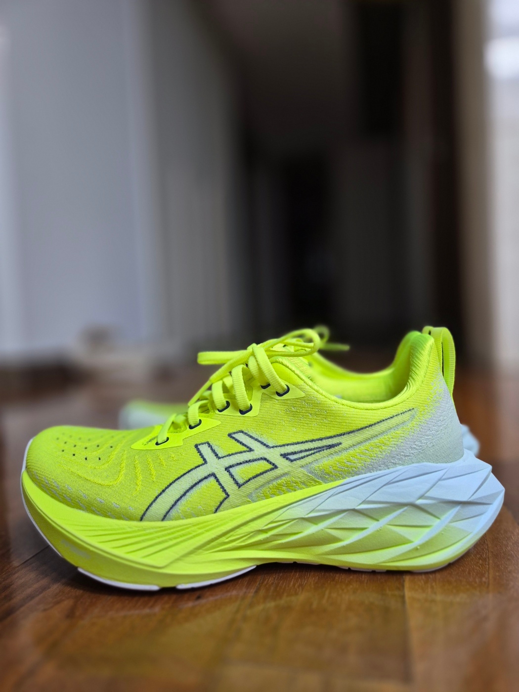 Asics Novablast 4 Safety Yellow Cool Grey 착용 스타일