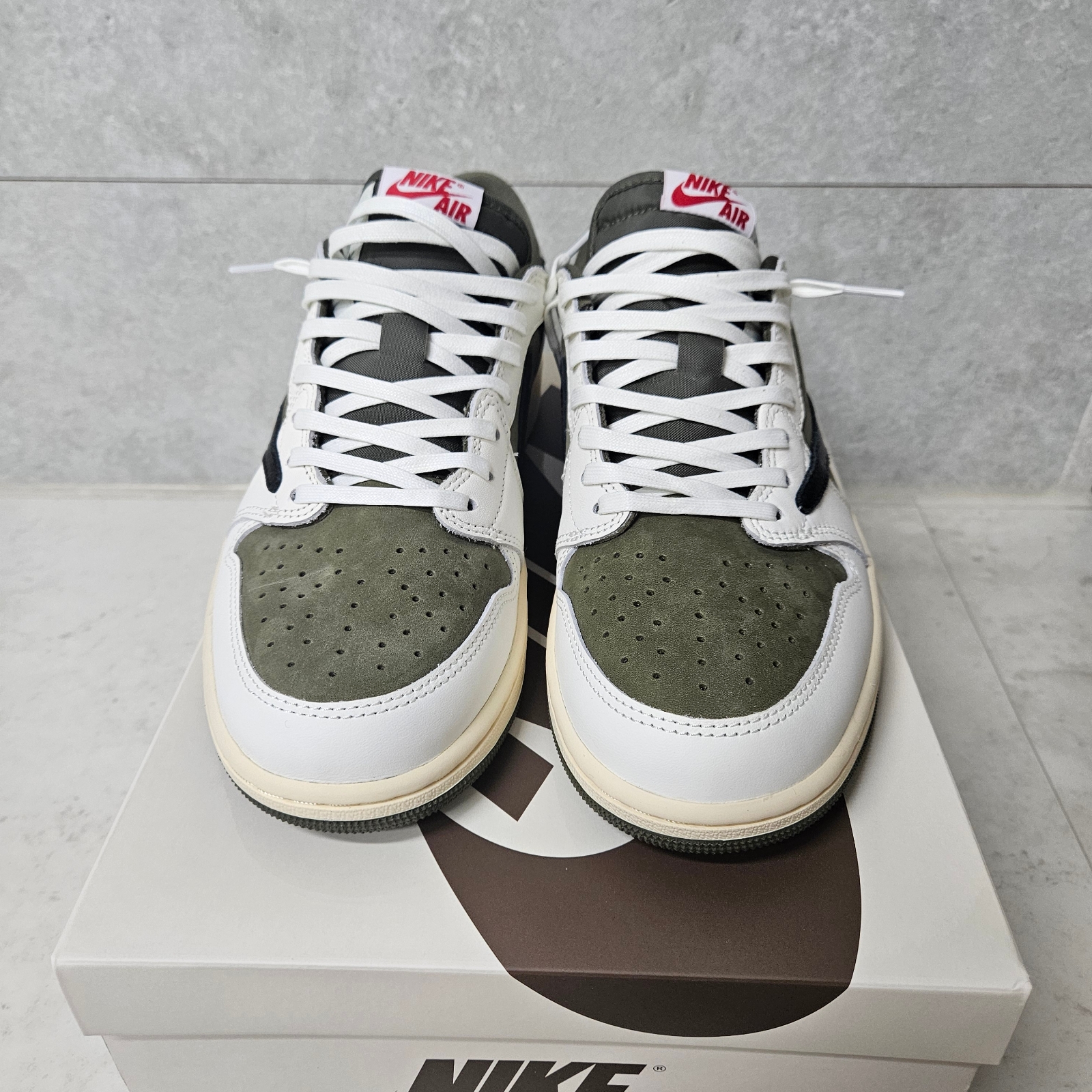 Jordan 1 x Travis Scott Retro Low OG SP Reverse Olive 착용 스타일 - 2