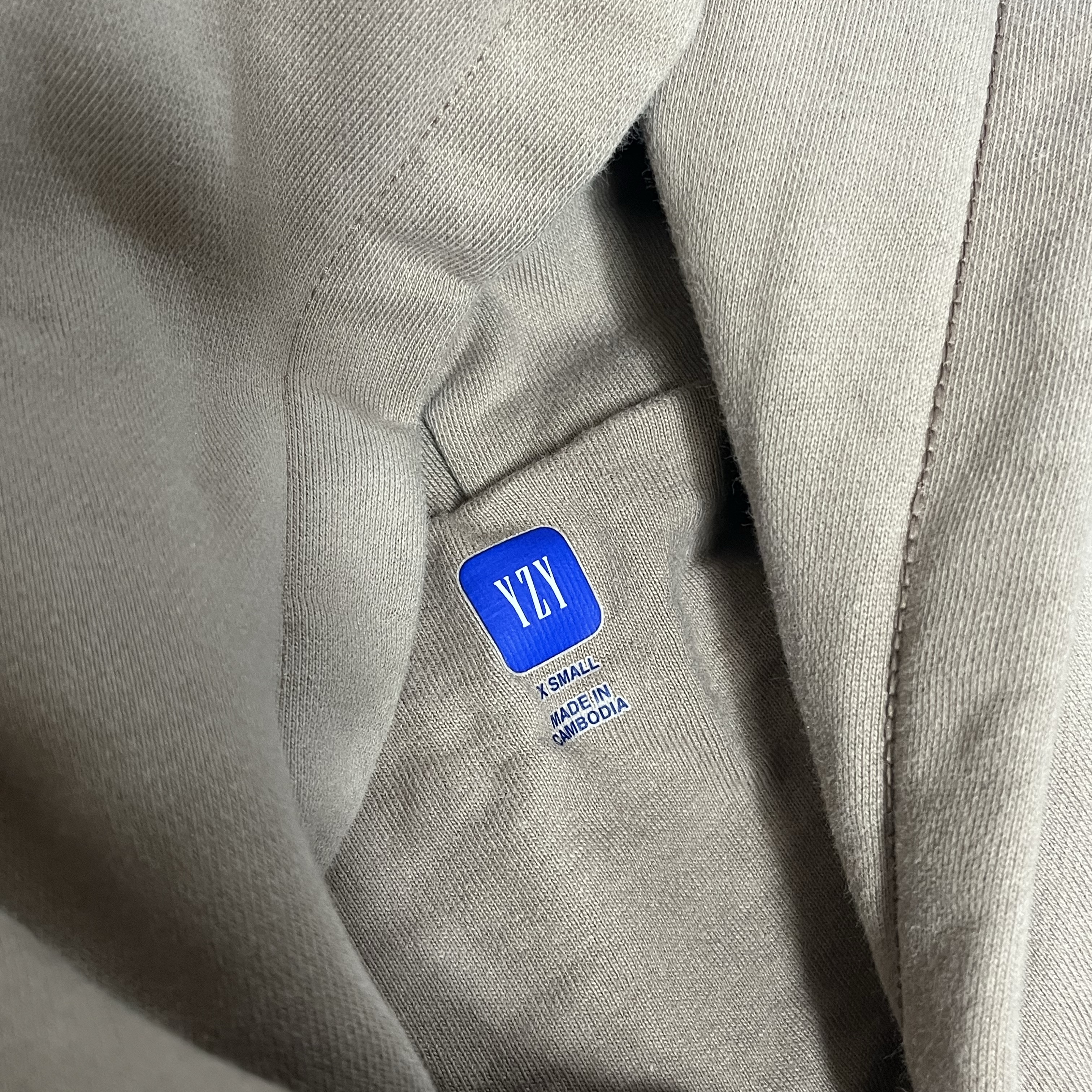 Yeezy Gap Engineered By Balenciaga Dove Shrunken Hoodie Beige 착용 스타일 - 3