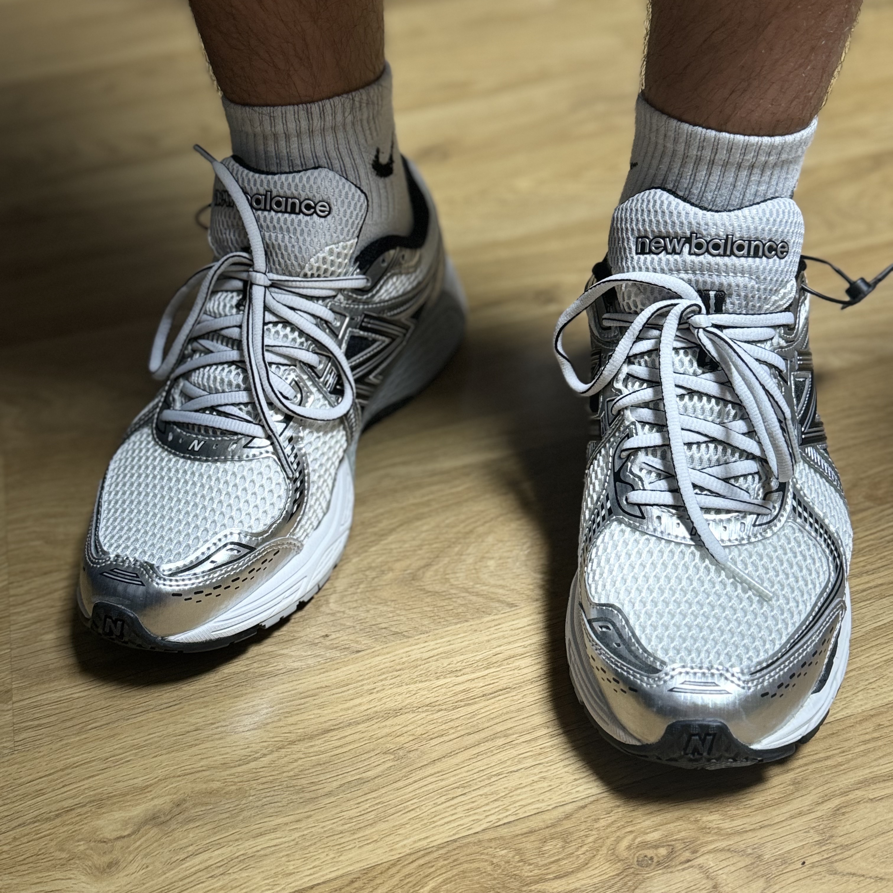 New Balance 860v2 White Black 착용 스타일 - 1