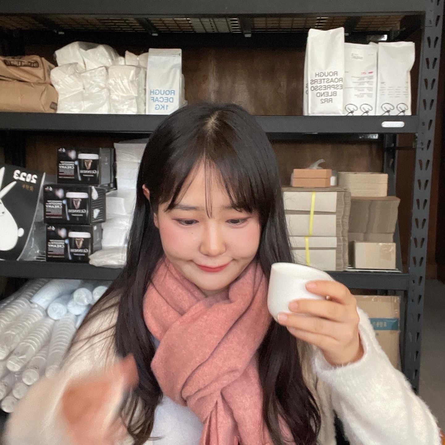 Acne Studios Wool Fringe Muffler Rose Melange 착용 스타일 - 2