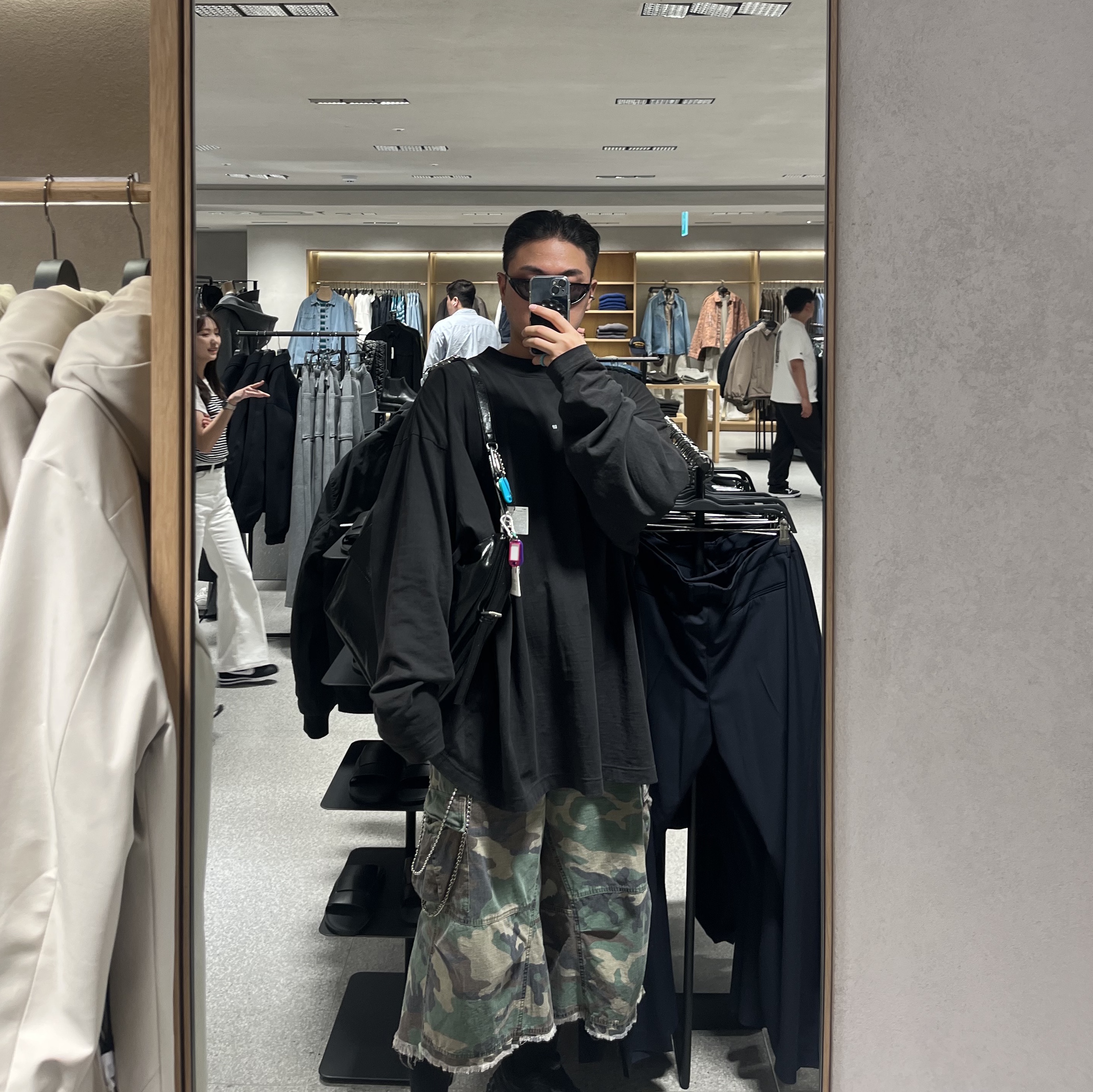 Yeezy Gap Engineered By Balenciaga Logo Long Sleeve T-Shirt Black 착용 스타일