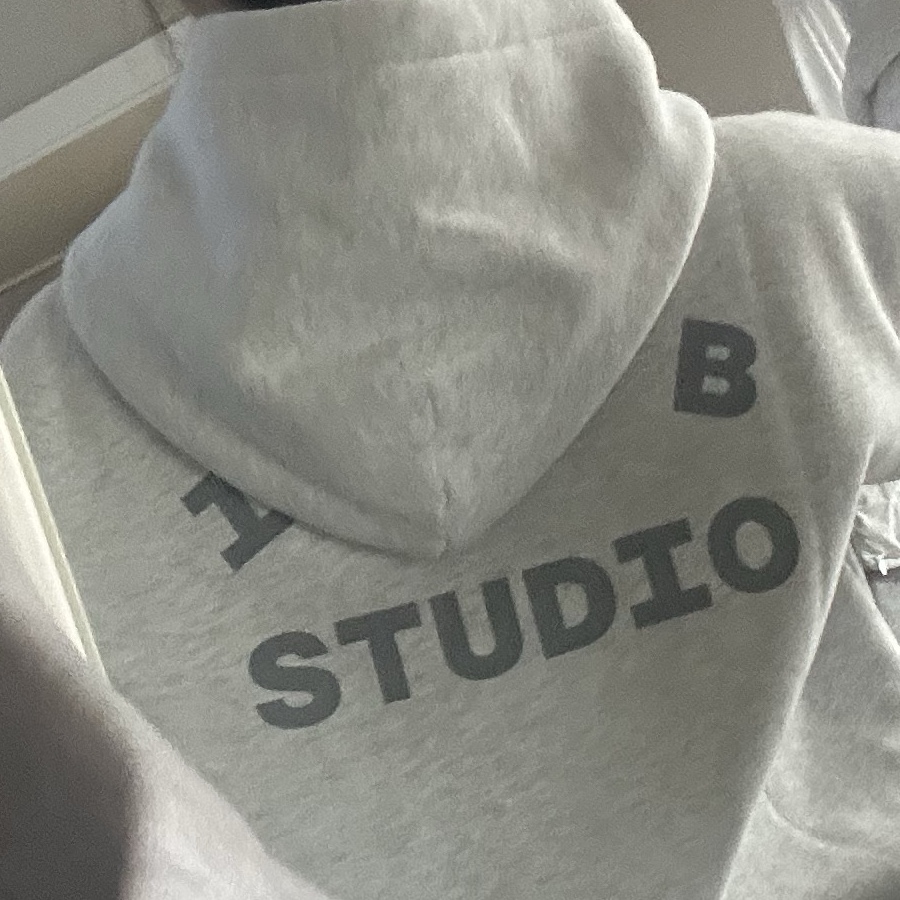 IAB Studio Hoodie Light Gray 착용 스타일