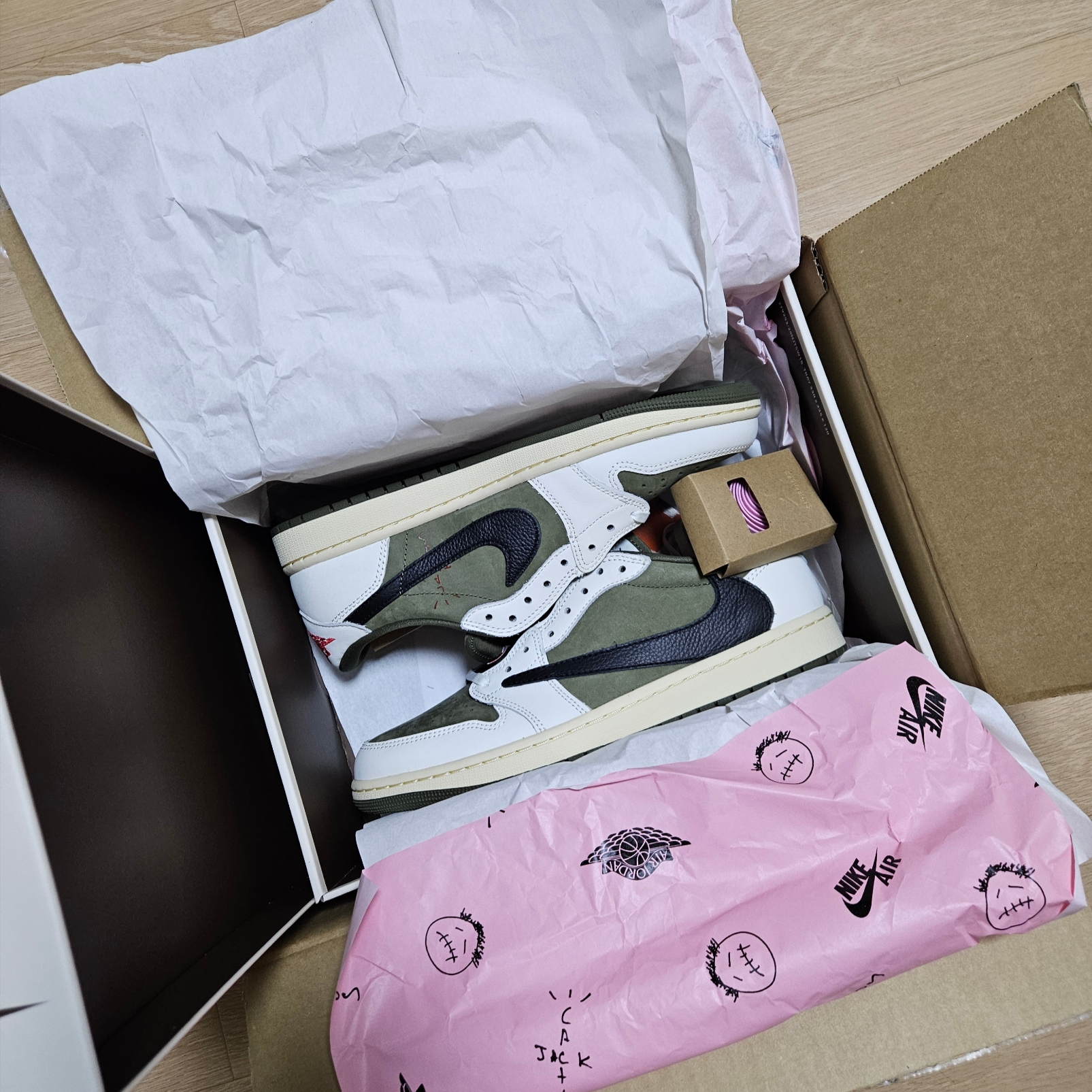 Jordan 1 x Travis Scott Retro Low OG SP Reverse Olive 착용 스타일