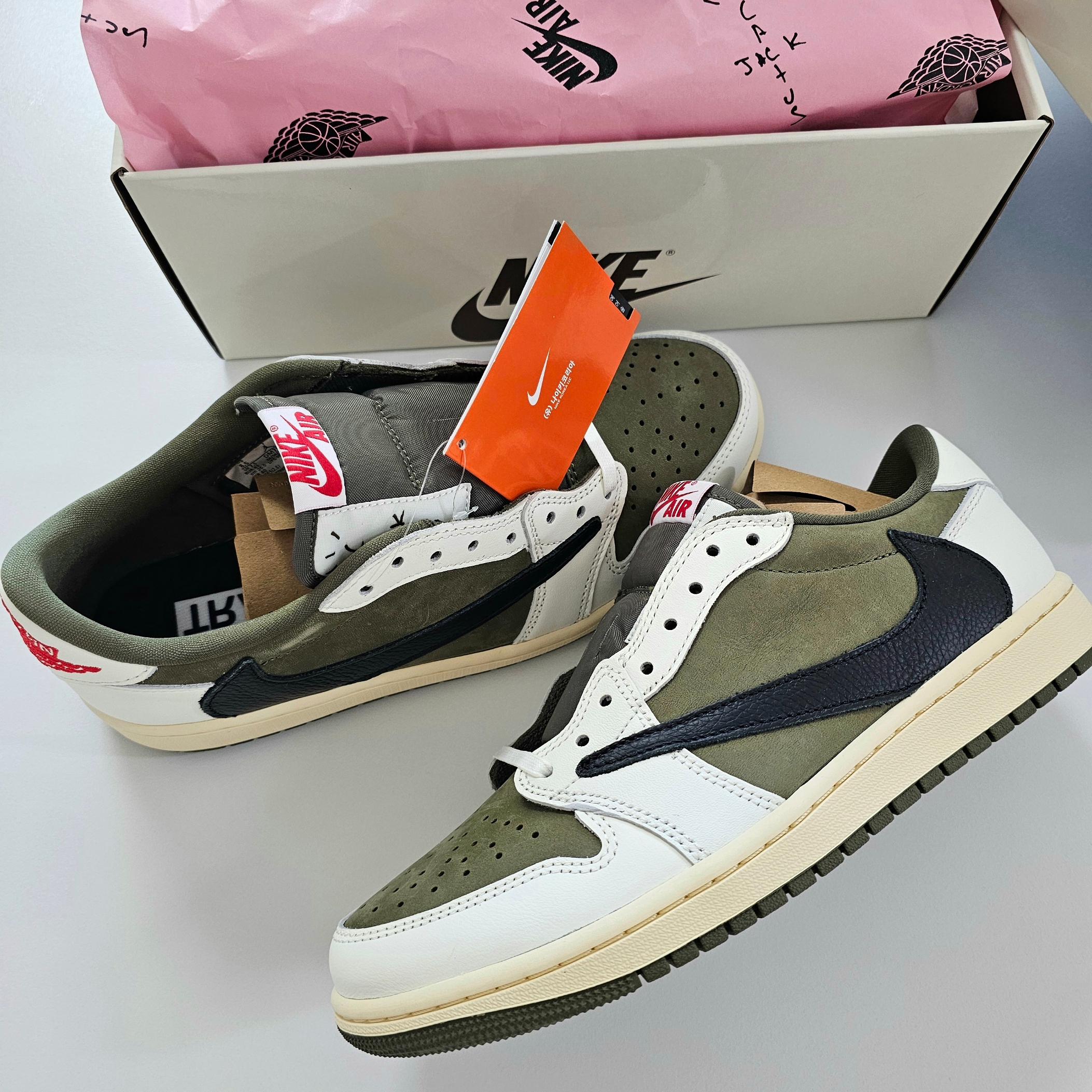 Jordan 1 x Travis Scott Retro Low OG SP Reverse Olive 착용 스타일